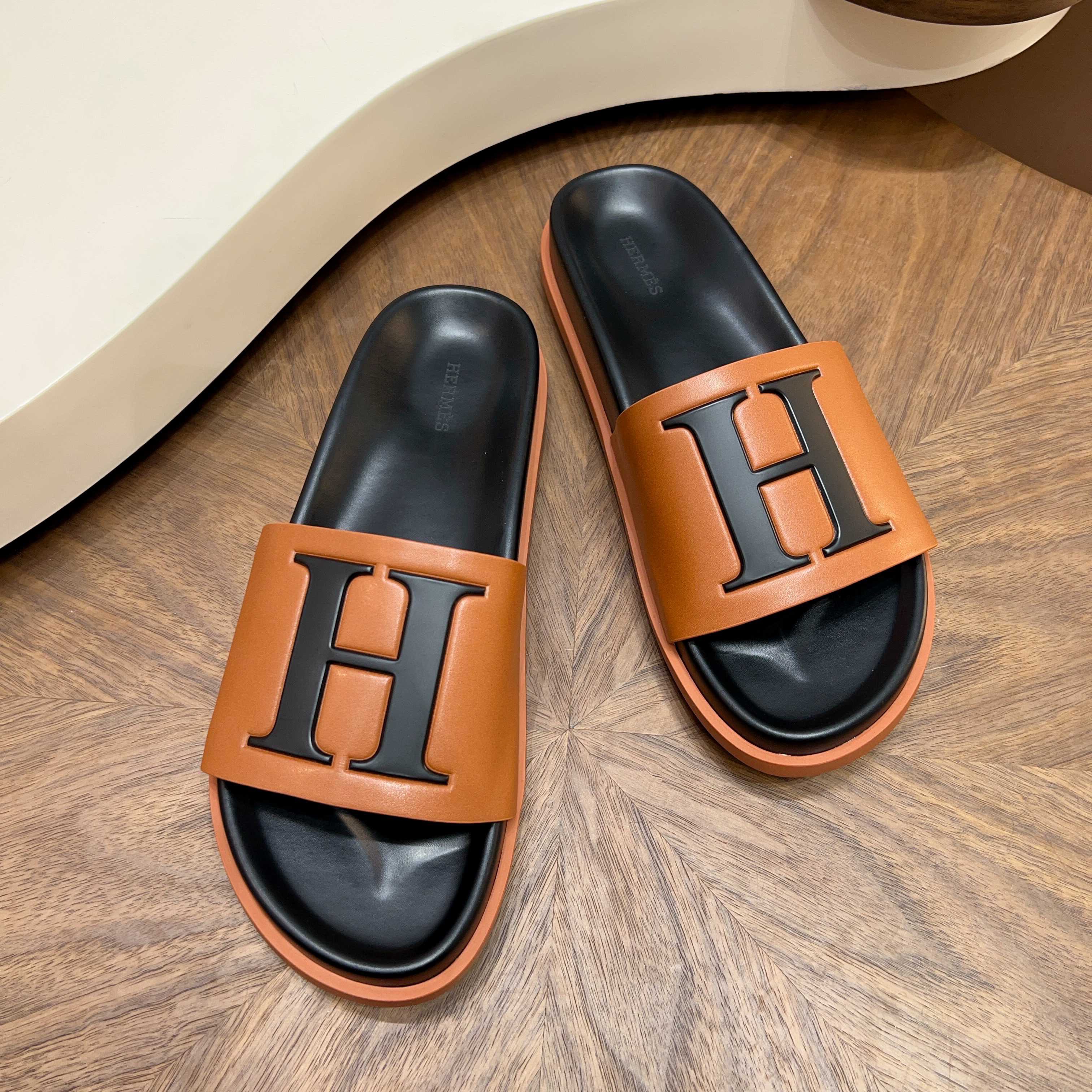 Шлёпанцы мужские в стиле Hermès Oran коричневого цвета