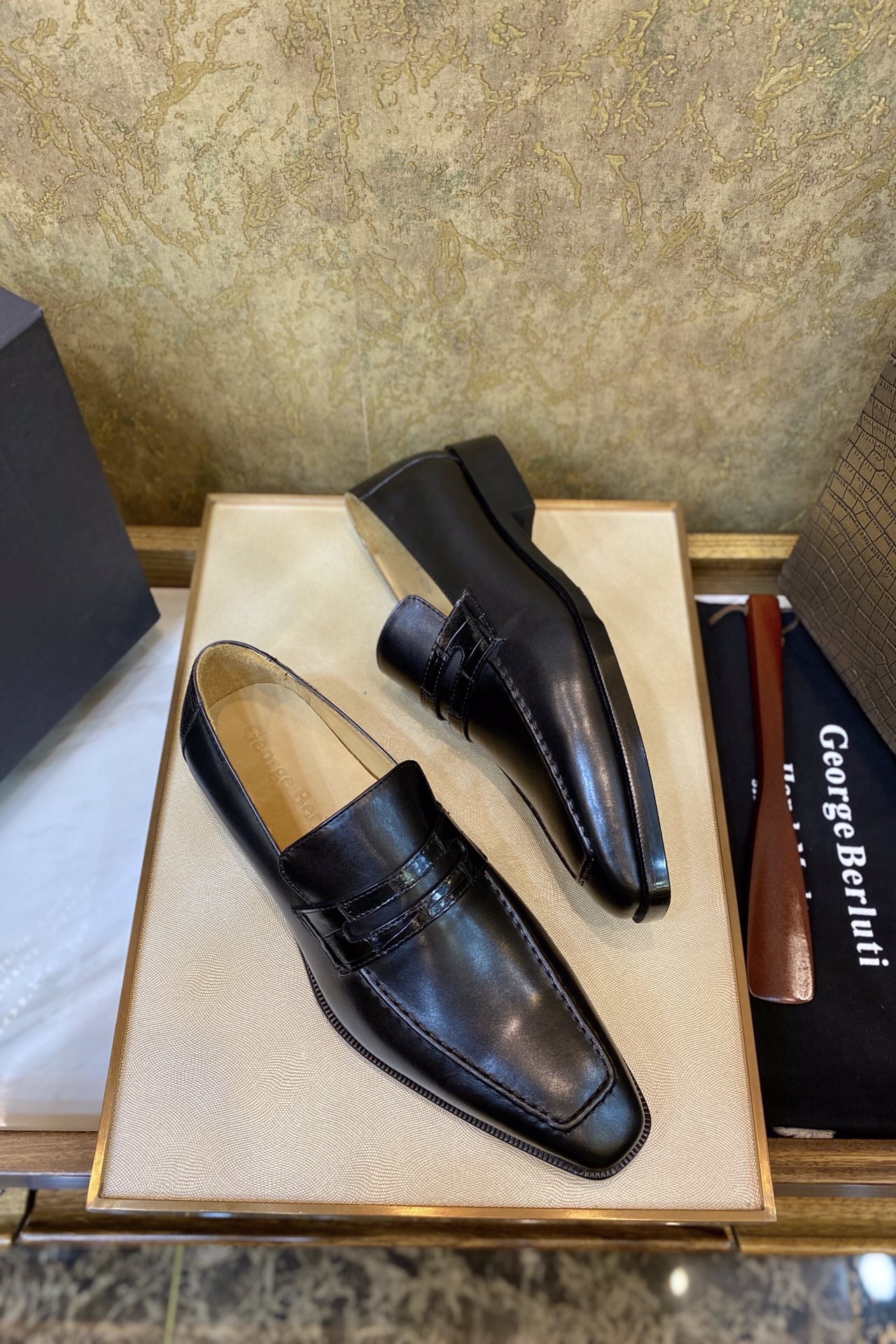 Лоферы мужские в стиле Berluti из кожи крокодила и натуральной кожи черного цвета