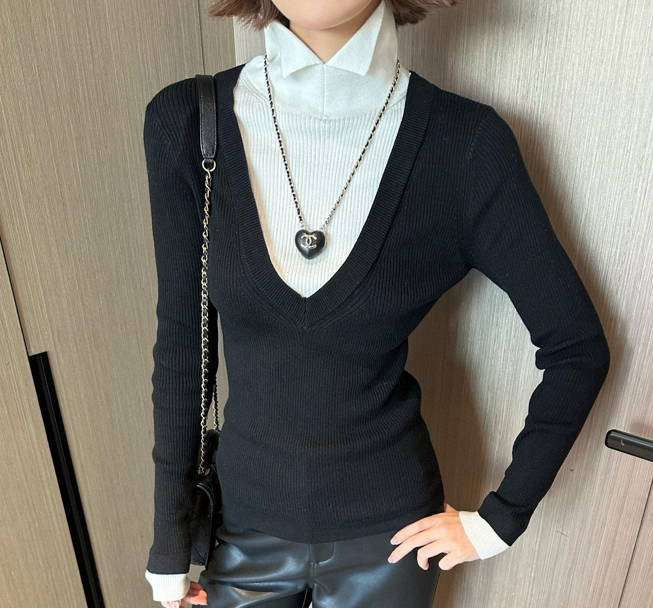 Свитер женский в стиле Chanel Coco Neige из шерстяного трикотажа чёрного цвета с контрастной вставкой