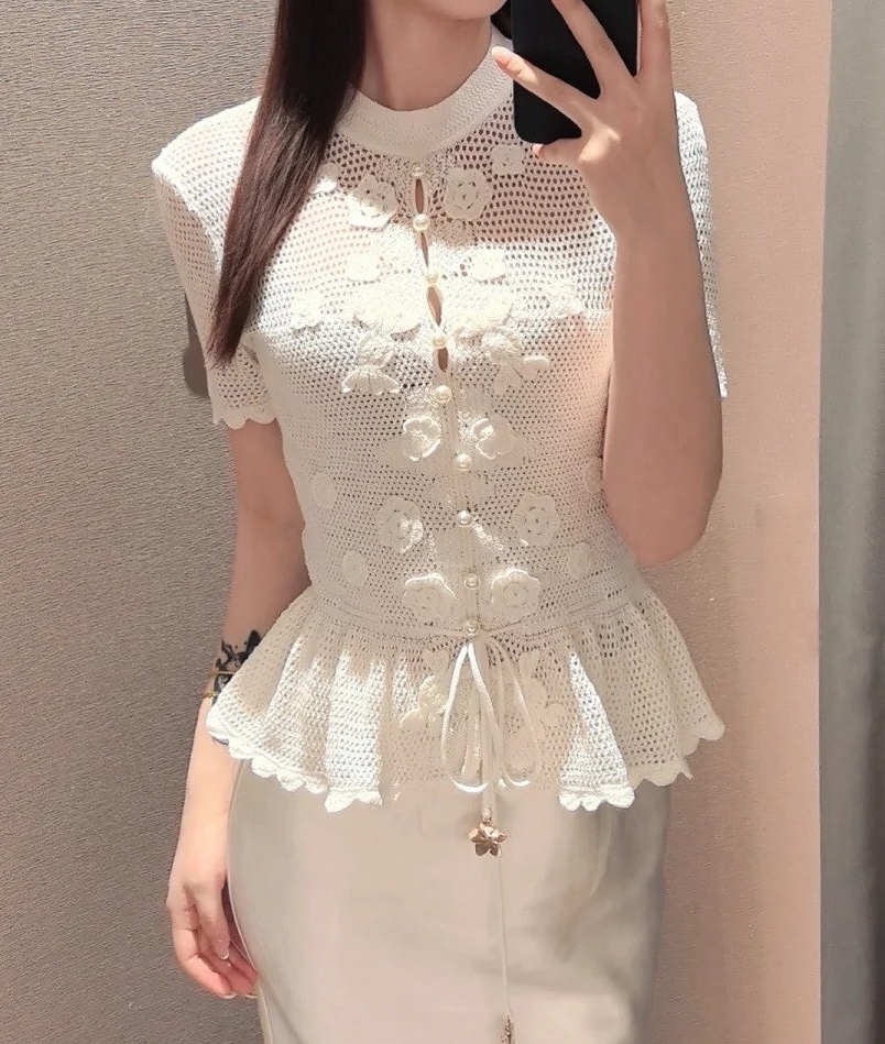 Топ женский в стиле Self-Portrait белого цвета с объёмным цветочным декором и жемчужными пуговицами