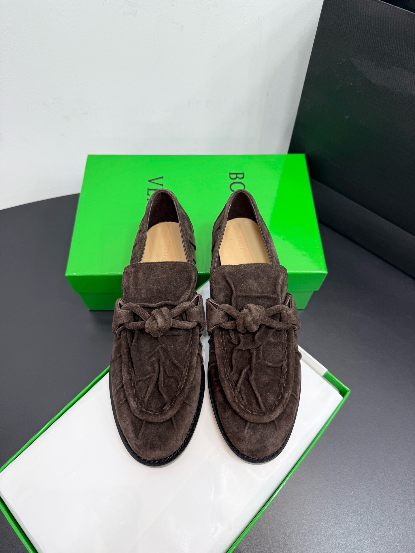 Лоферы женские Bottega Veneta Astaire коричневого цвета