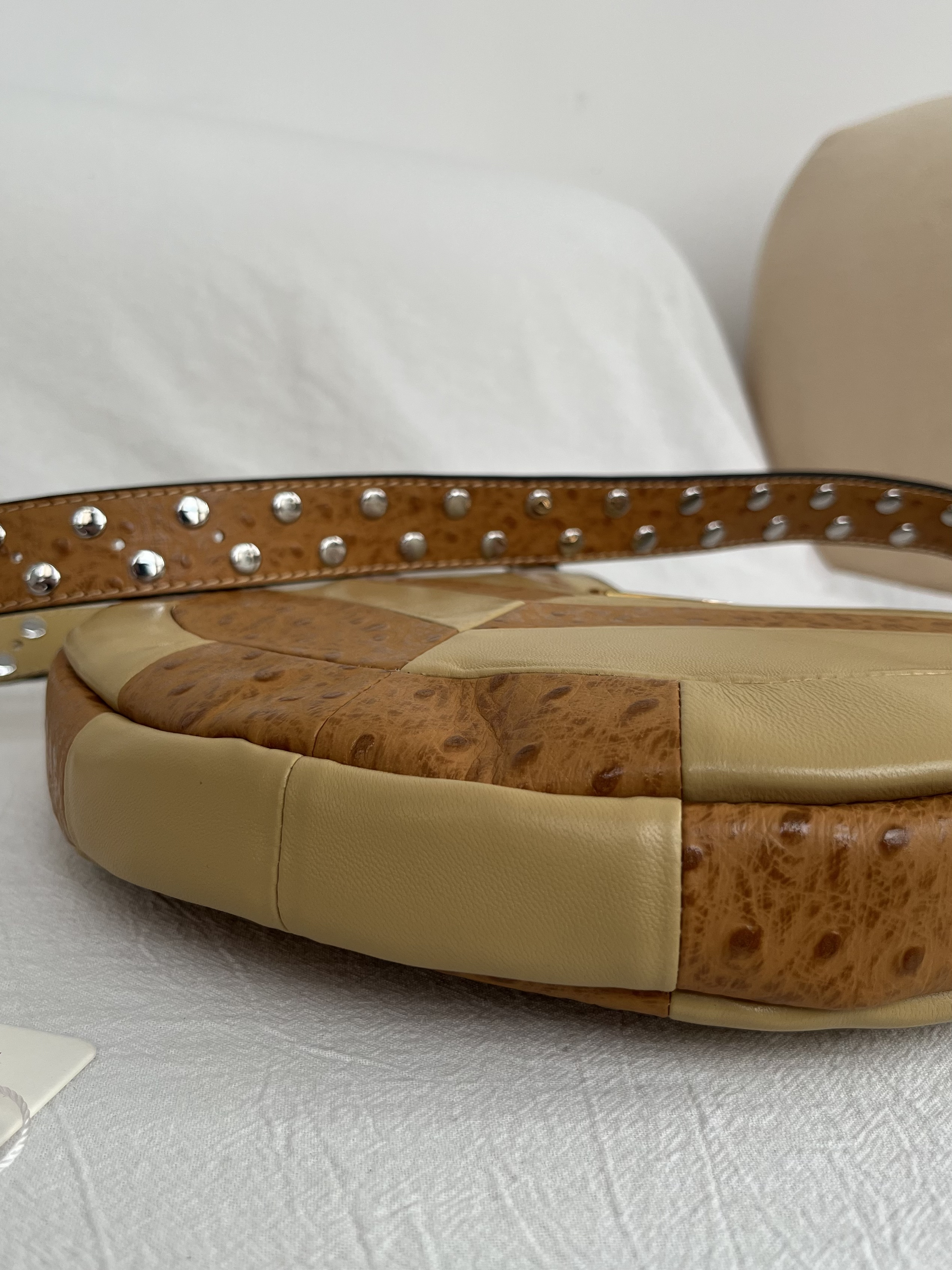 Сумка женская в стиле Valentino Garavani Hoboho Hobo бежево-карамельного с фактурной отделкой(28 cм)