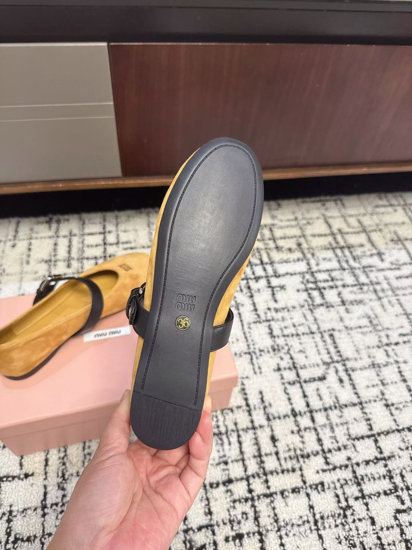 Туфли женские в стиле Miu Miu из натуральной замши желтого цвета