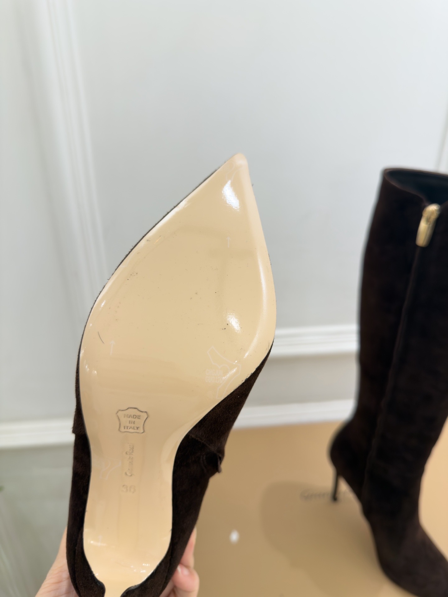 Сапоги женские Gianvito Rossi из натуральной замши темно-коричневого цвета