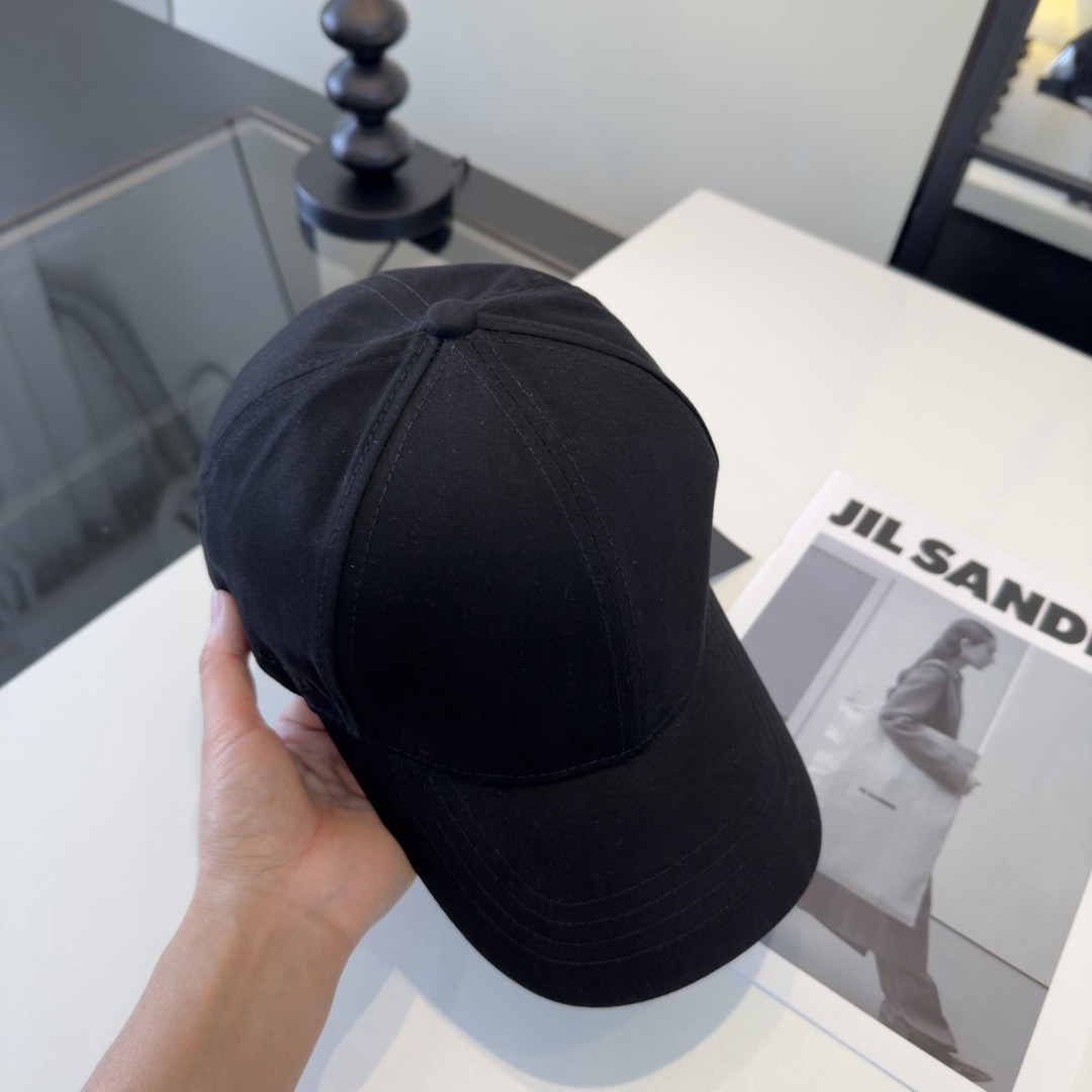 Кепка женская в стиле Gucci из хлопковой ткани чёрного цвета с логотипом