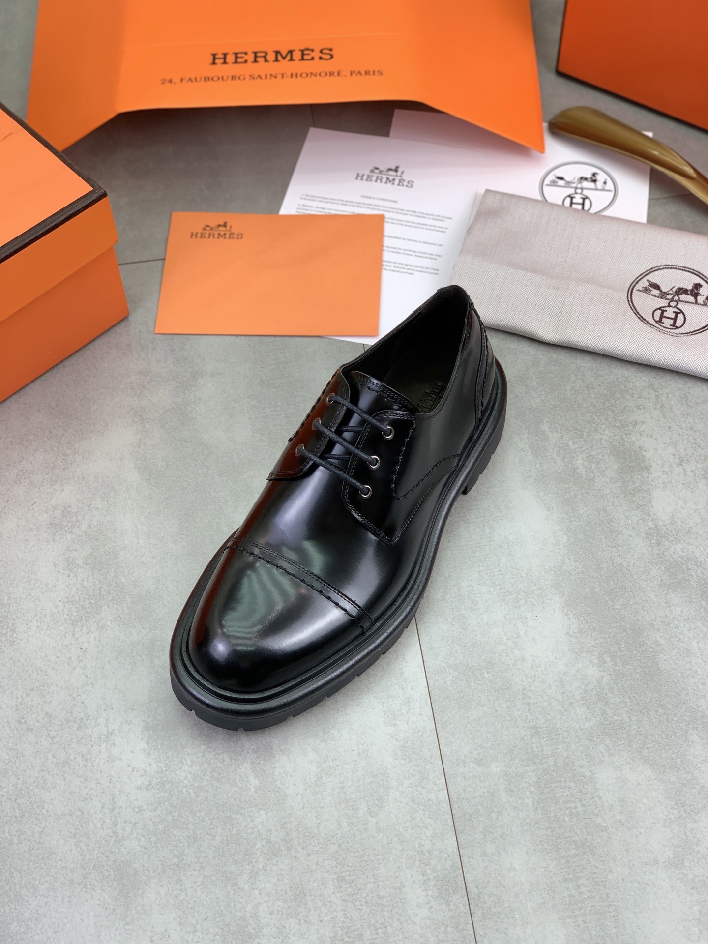 Дерби мужские в стиле Hermes из натуральной кожи черного цвета