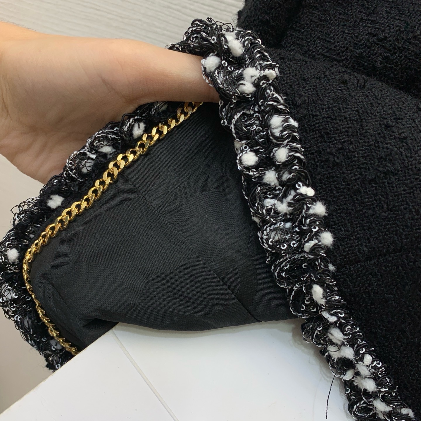 Жакет женский Chanel чёрного цвета с контрастной отделкой