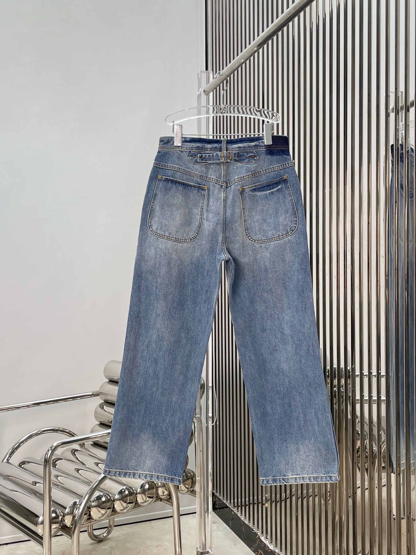 Джинсы женские в стиле MM голубого цвета с завышенной посадкой и ремешками по низу