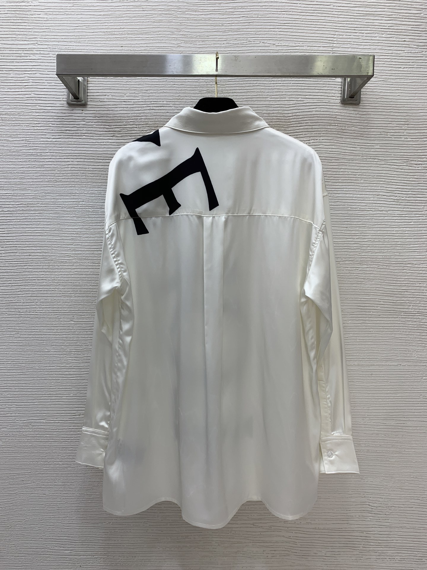 Рубашка унисекс в стиле Loewe белого цвета с логотипом 