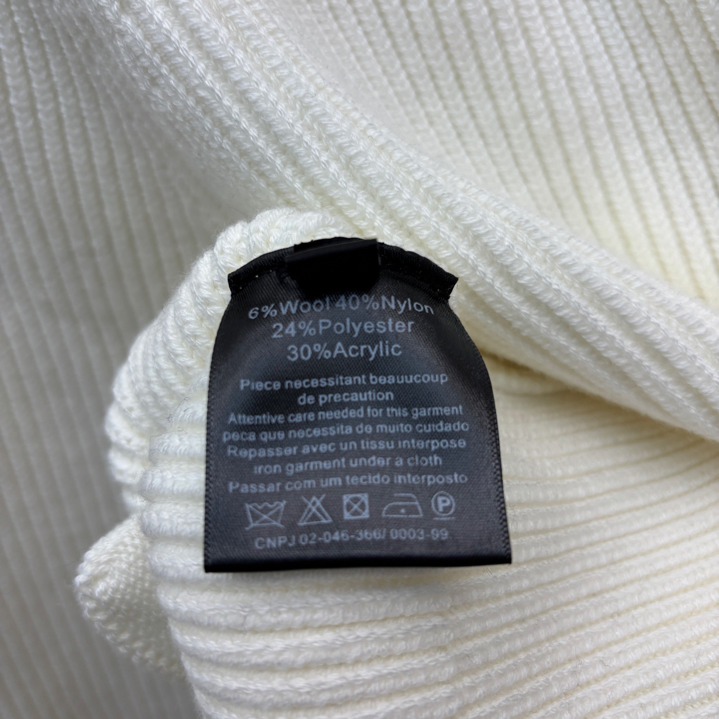 Кардиган женский в стиле Schiaparelli молочного цвета с декоративными пуговицами