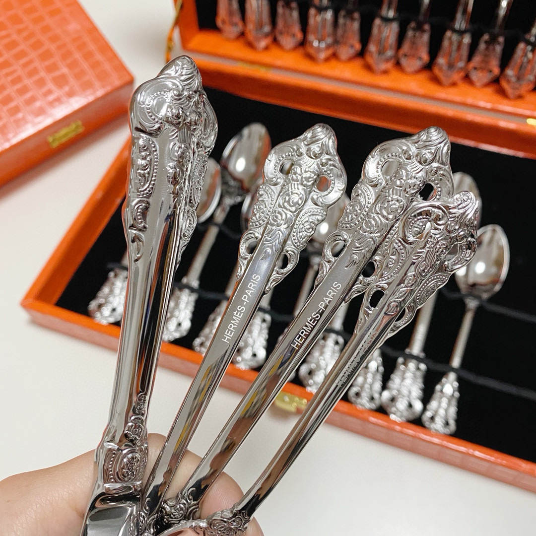 Набор столовых приборов в стиле Hermès  с декоративными ручками в подарочном кейсе (24 предмета) серебристого цвета