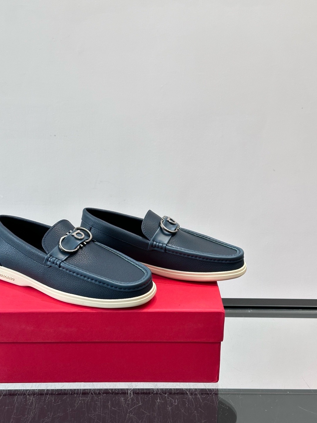 Лоферы мужские в стиле Ferragamo Gancini синего цвета