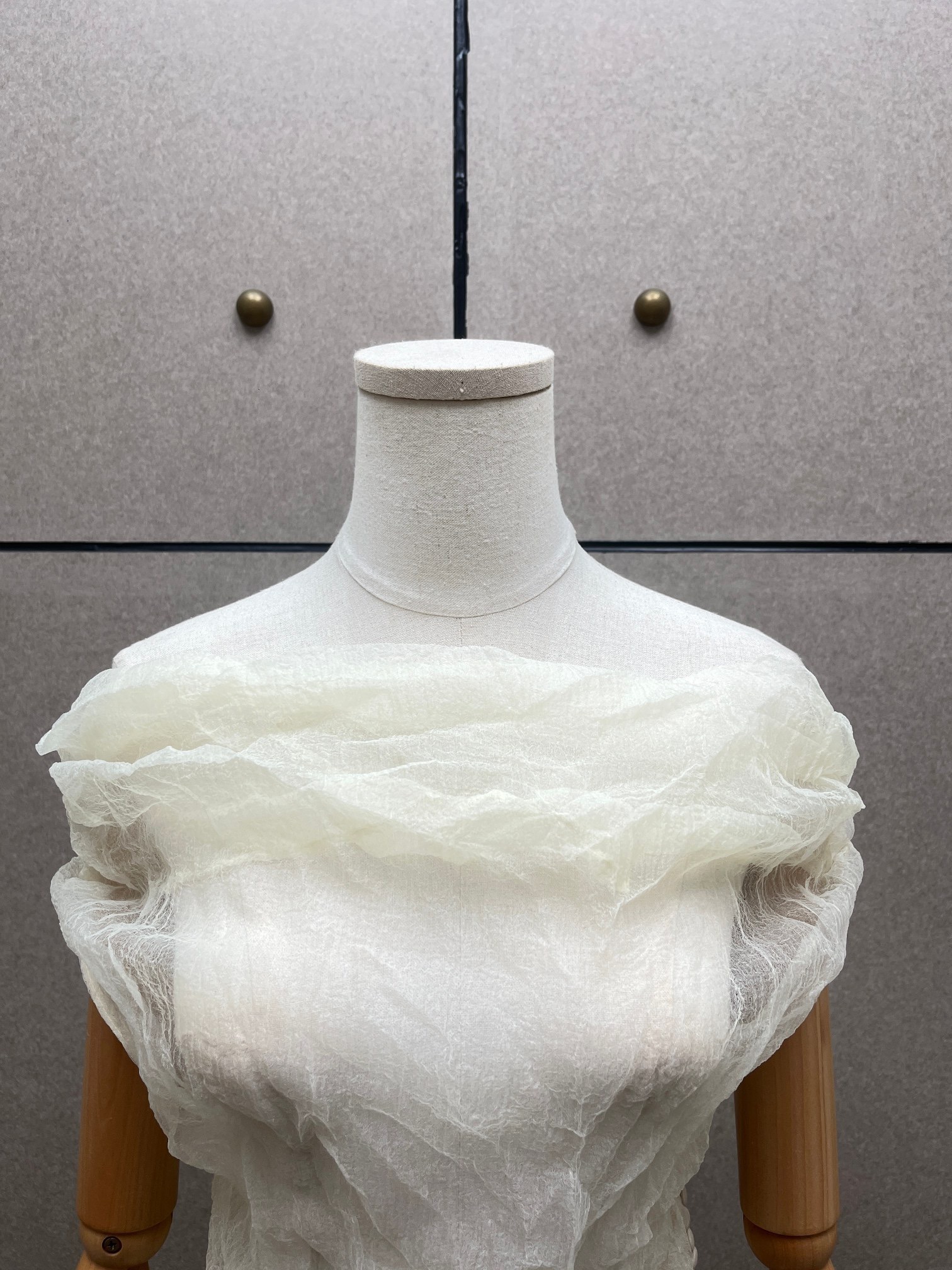 Комплект женский из органзы молочного цвета: топ с драпировкой и юбка миди с плиссировкой