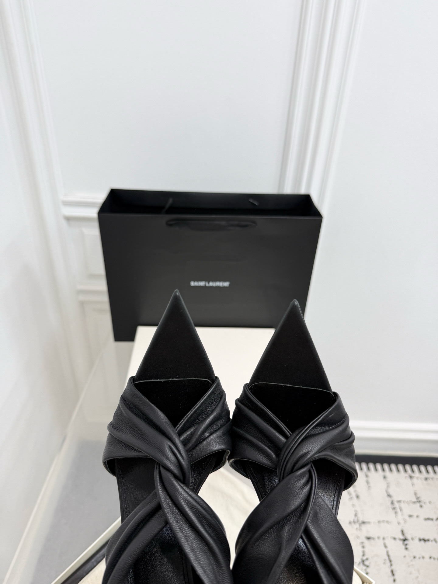 Туфли женские в стиле Saint Laurent из натуральной кожи черного цвета