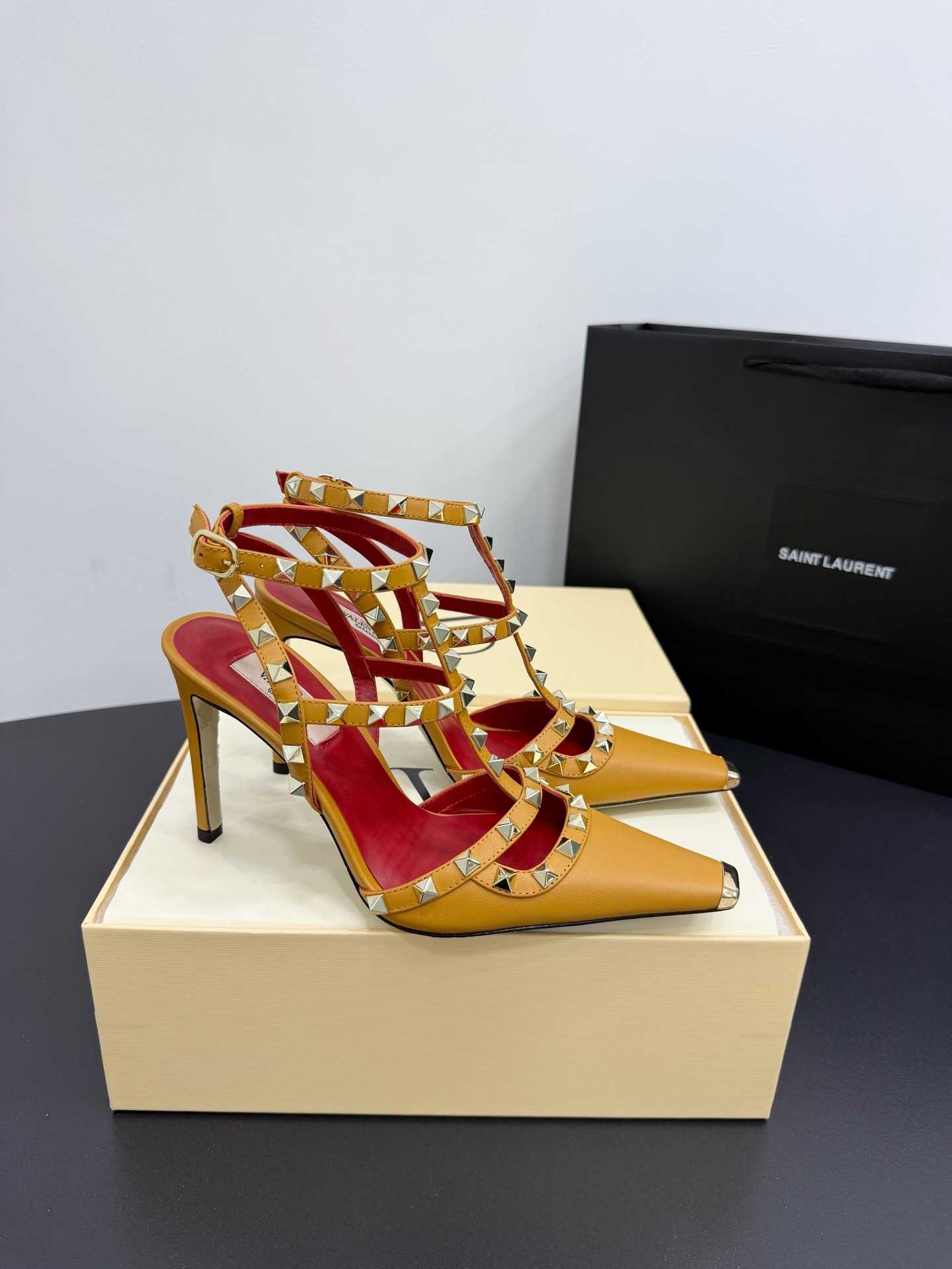 Босоножки женские в стиле Valentino Garavani Rockstud горчичного цвета