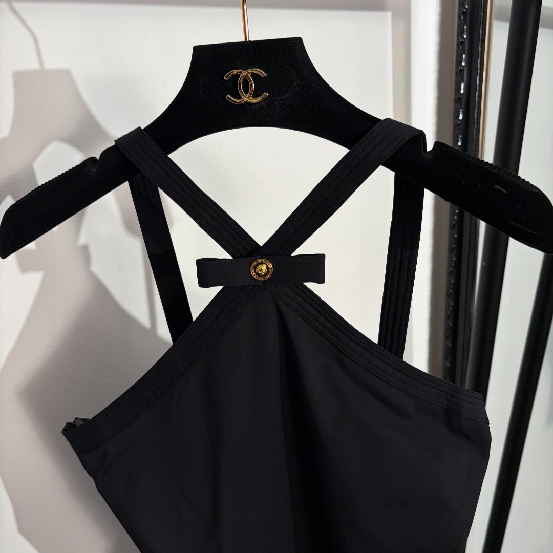 Купальник женский в стиле Versace слитный чёрного цвета с декоративной фурнитурой