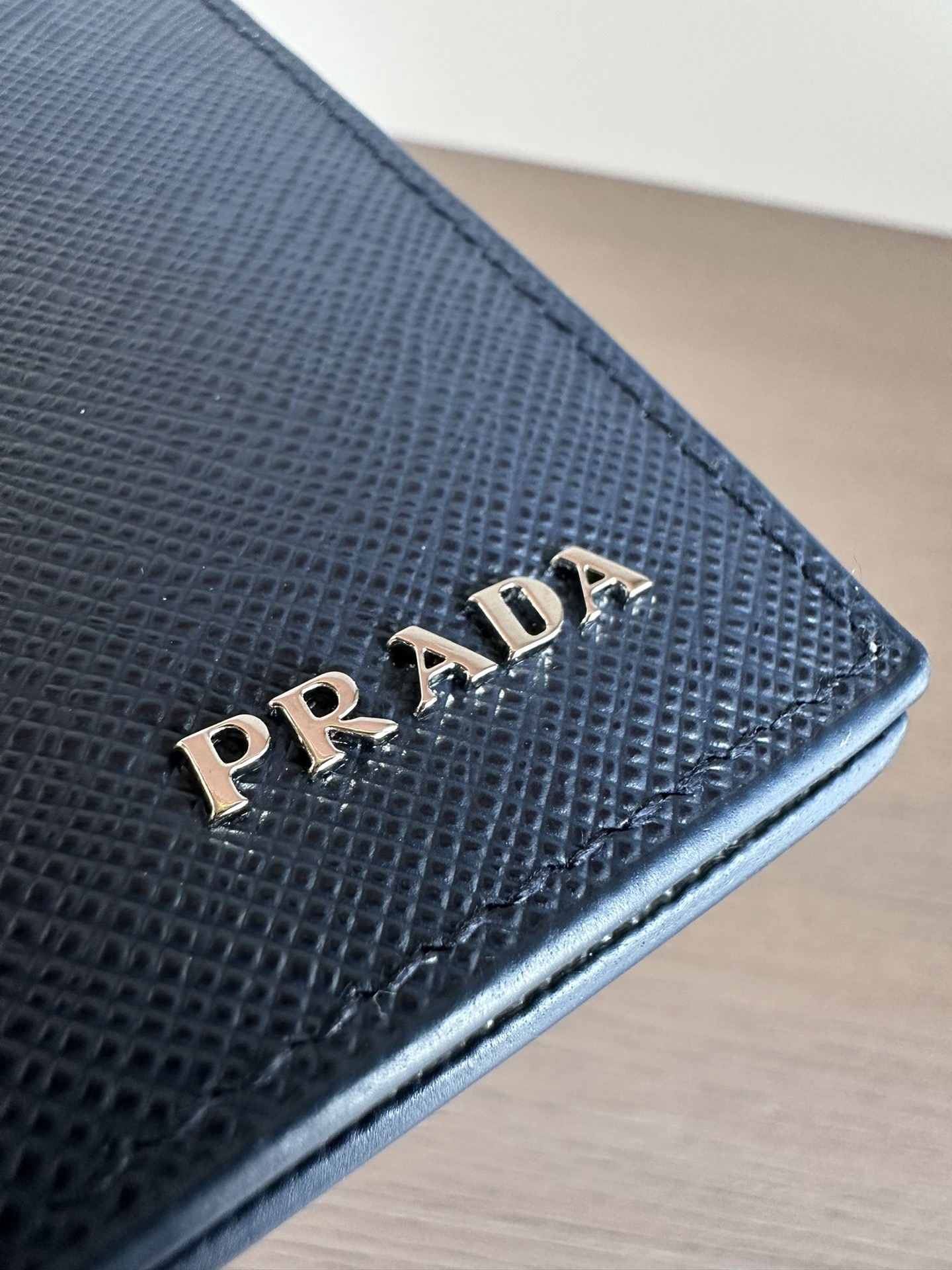 Кошелёк в стиле Prada с тиснением