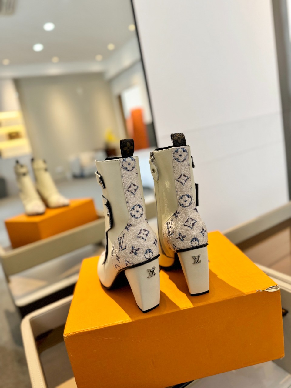 Ботильоны Louis Vuitton 6AM Ankle Boot белого цвета