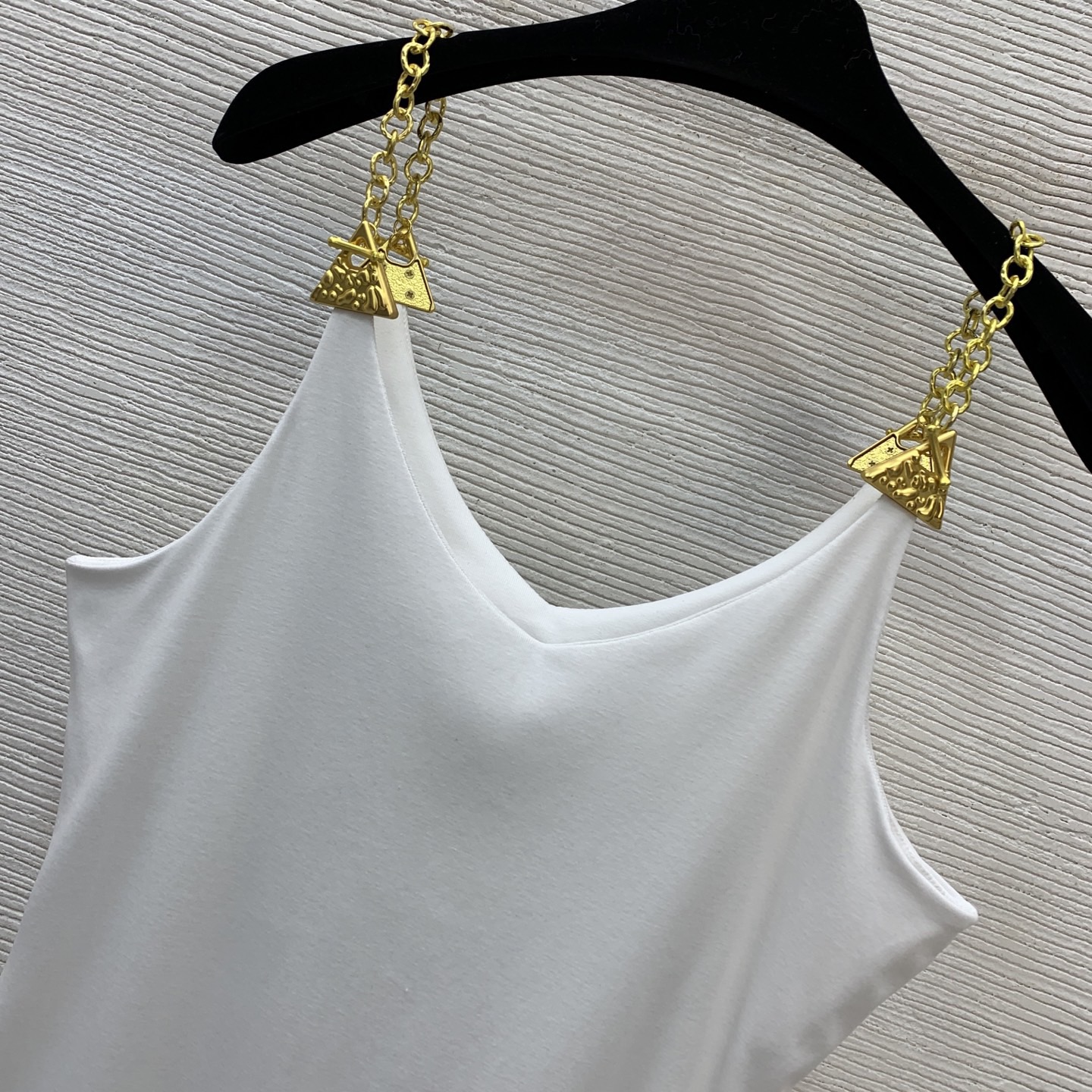 Платье женское в стиле Schiaparelli белого цвета на бретелях с декоративными цепочками