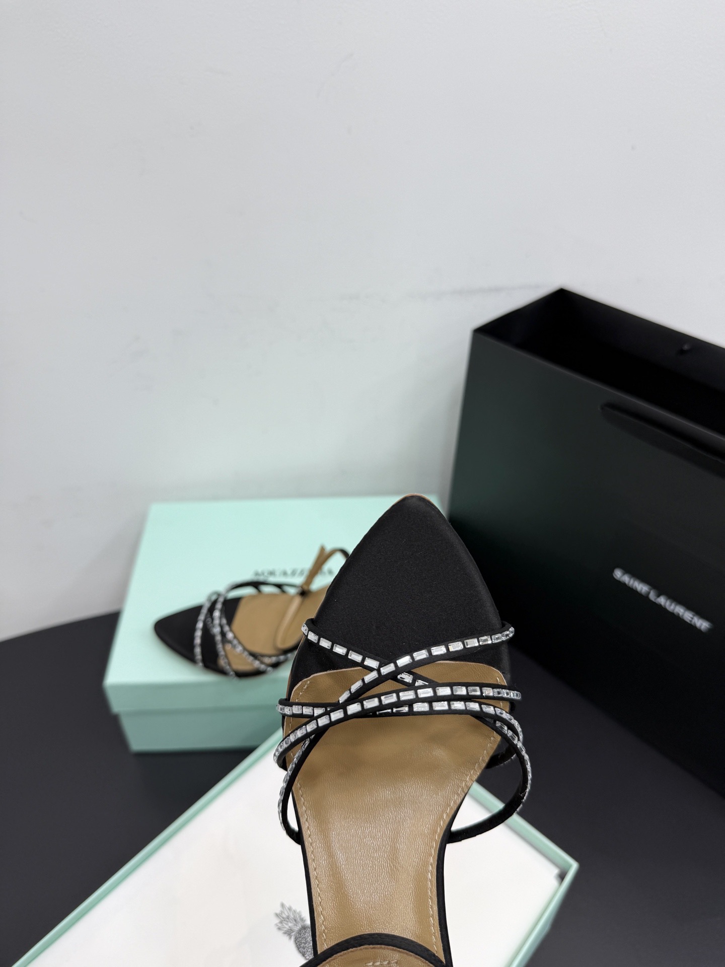Босоножки женские Aquazzura черного цвета