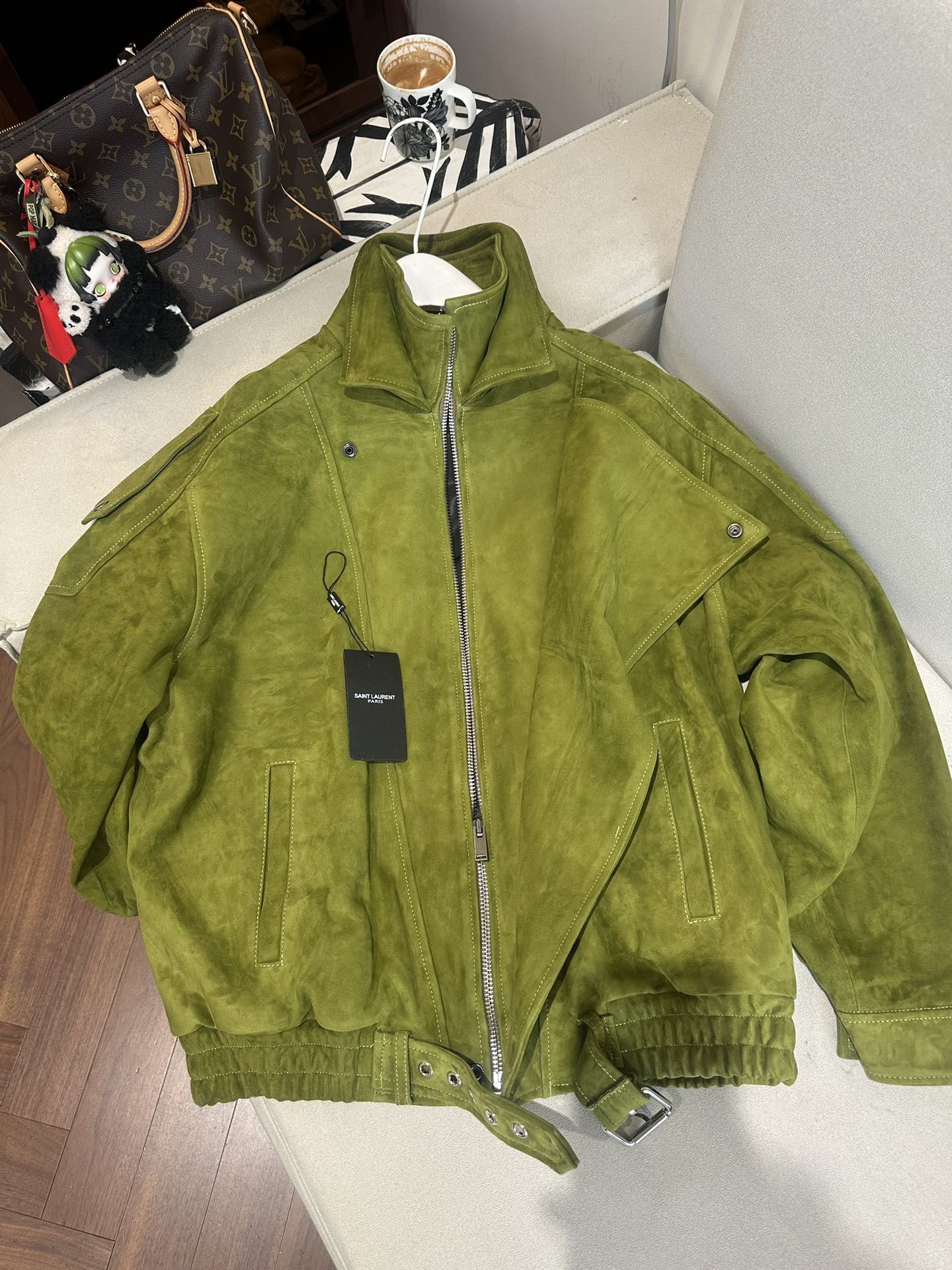 Куртка женская в стиле Saint Laurent из натуральной замши зелёного цвета укороченная с косой застёжкой