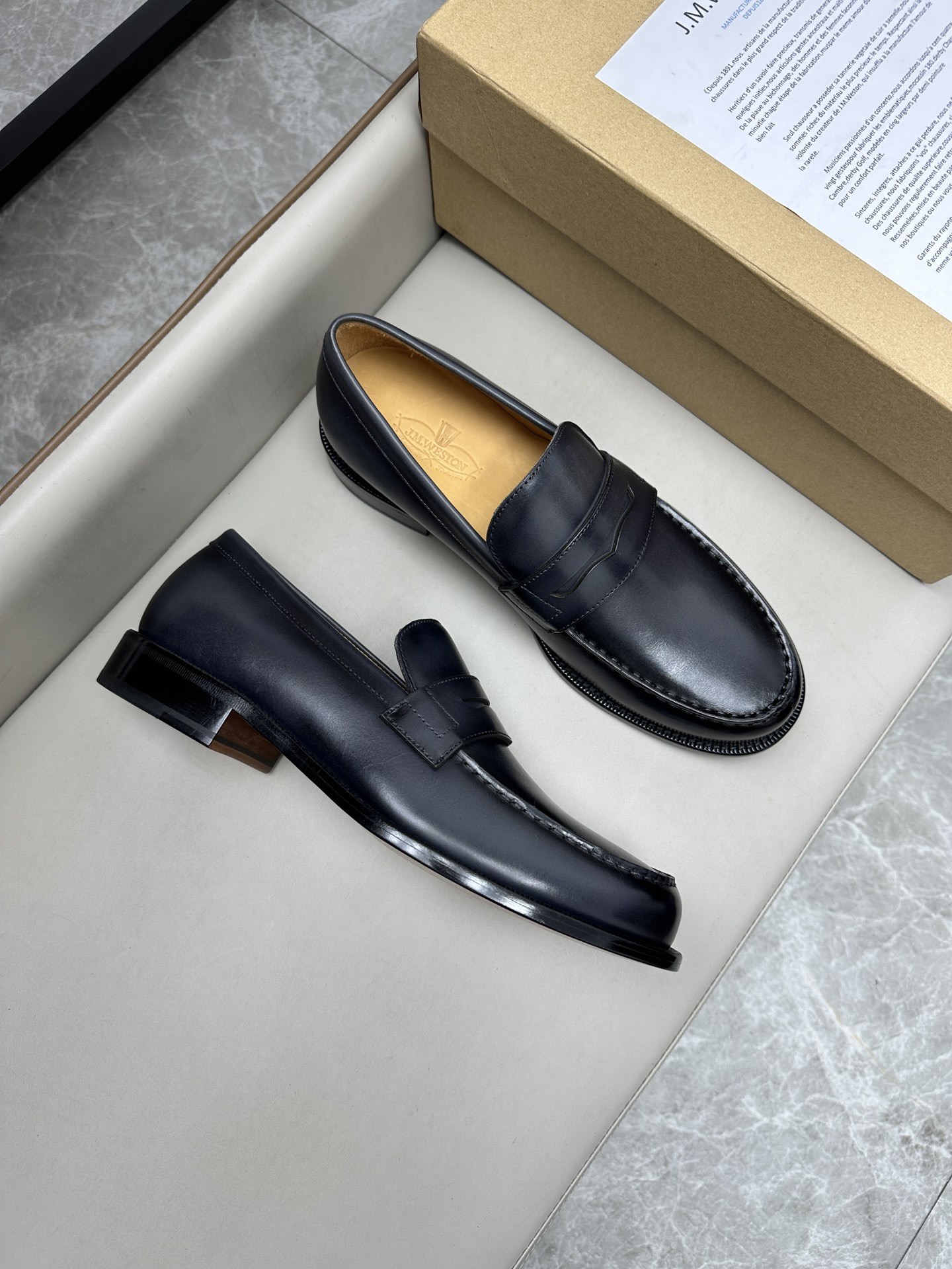 Лоферы мужские в стиле J.M. Weston черного цвета