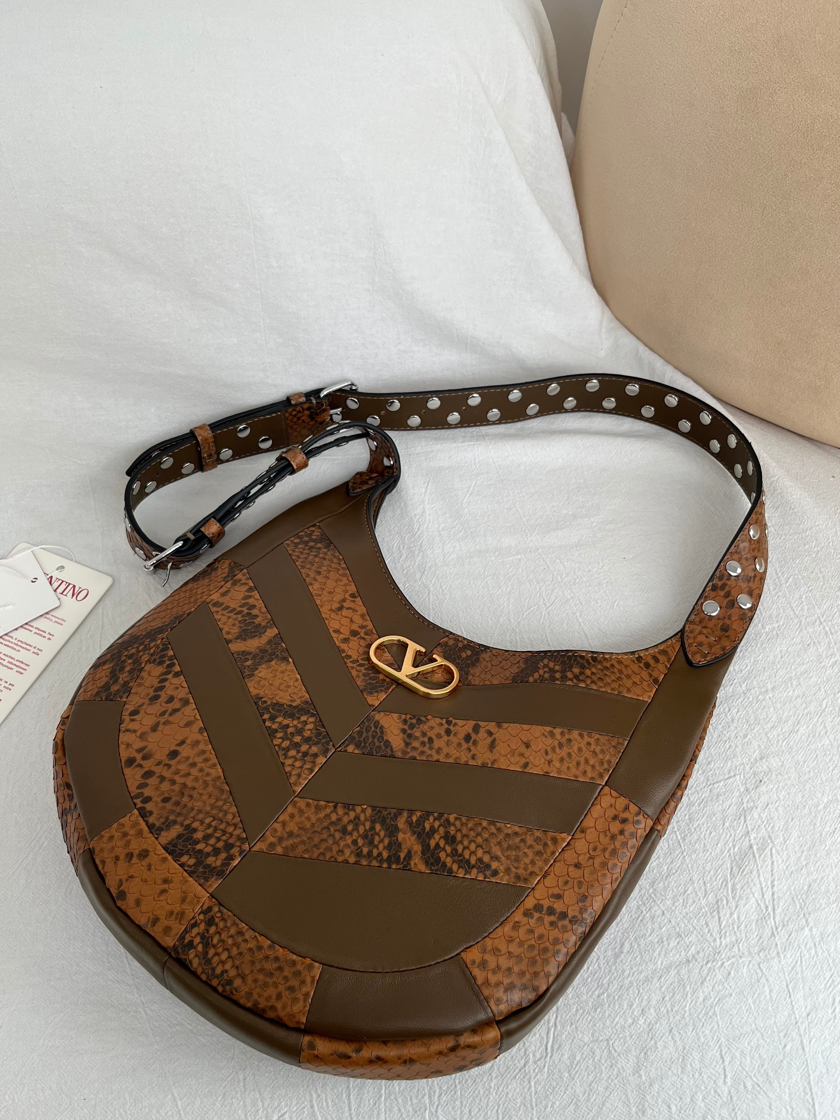 Сумка женская в стиле Valentino Garavani Hoboho Hobo коричневого цвета с фактурной отделкой(28 cм)