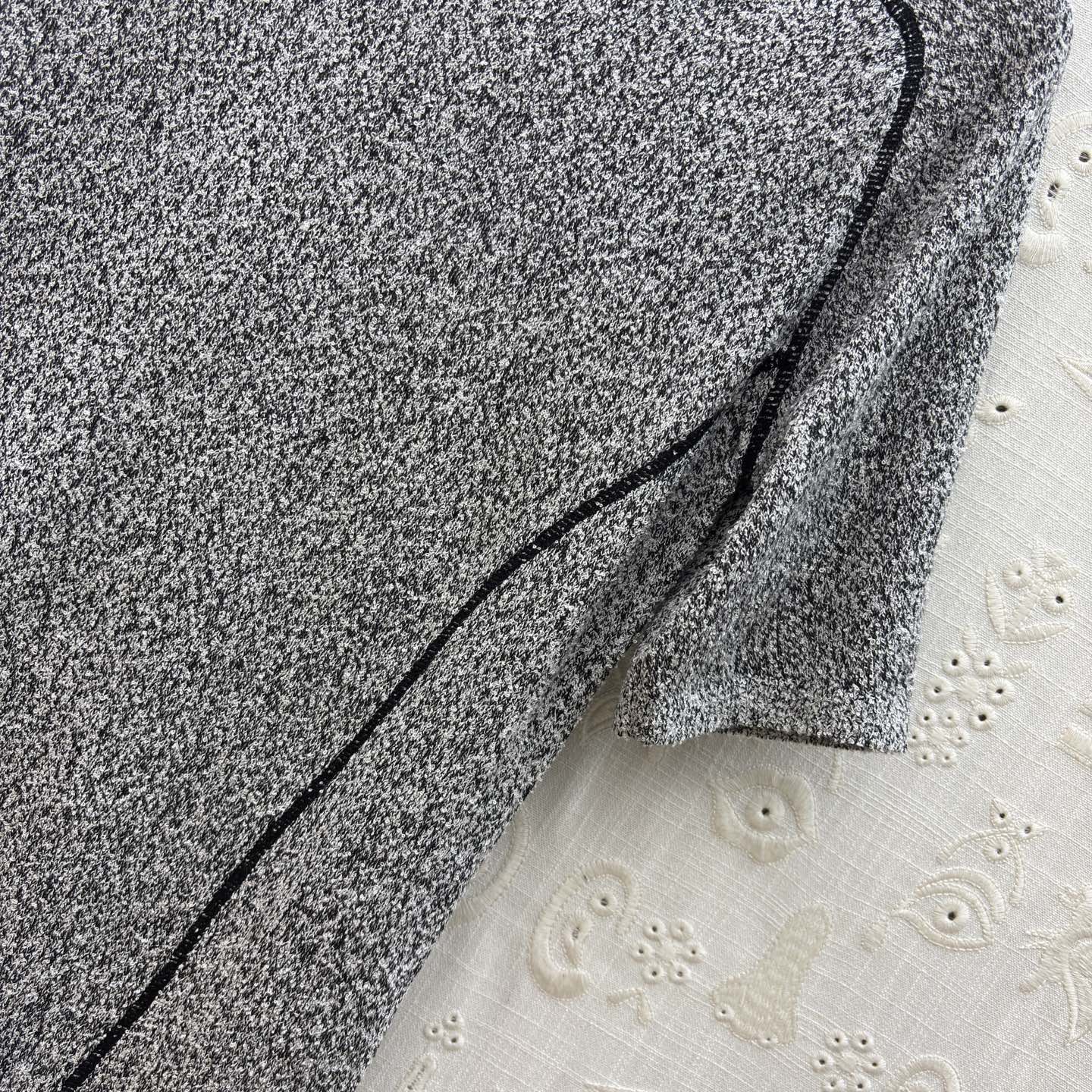 Футболка женская в стиле Schiaparelli серого цвета с контрастной отделкой швов