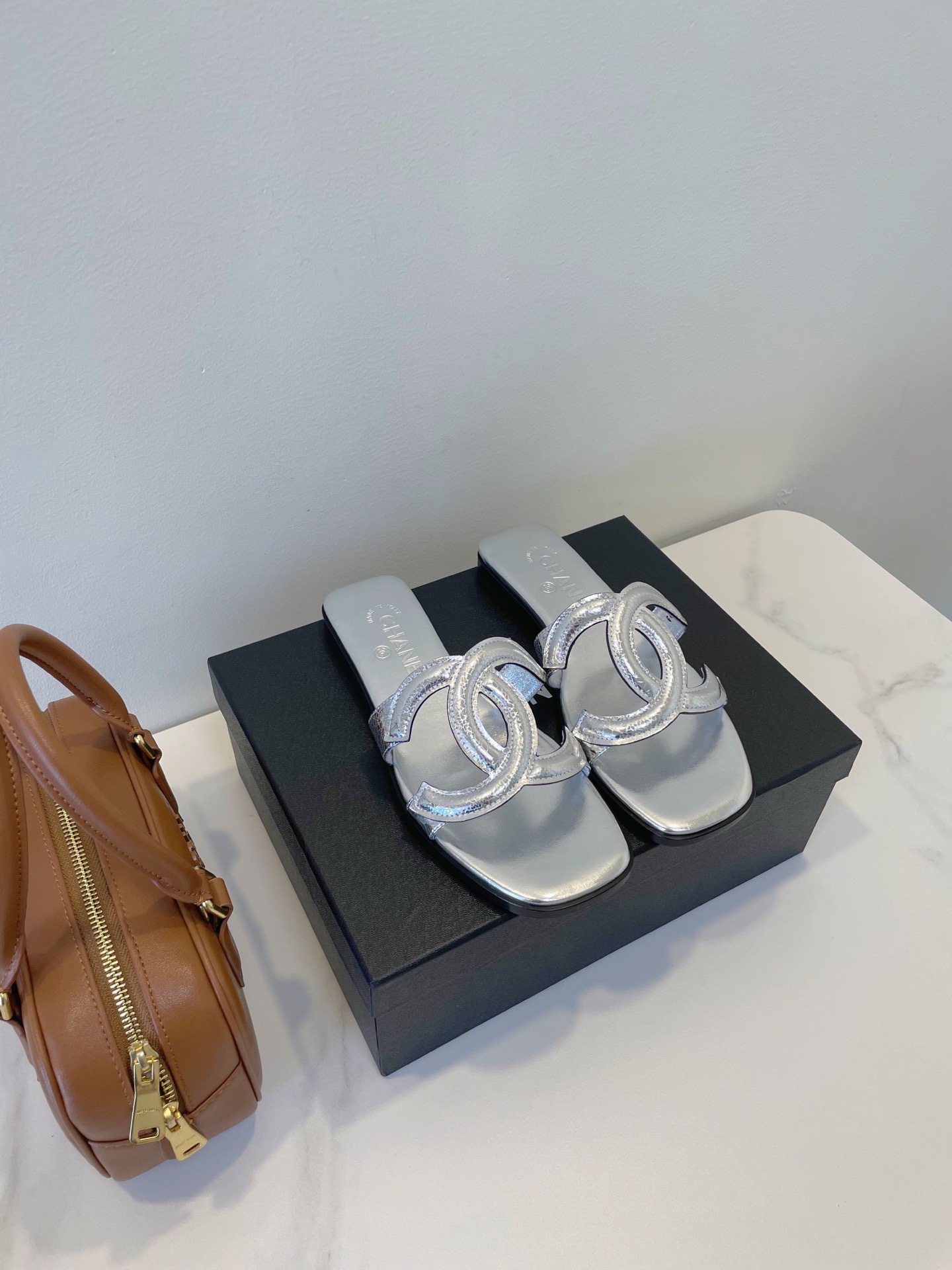Мюли женские в стиле Chanel 26 с логотипом CC из натуральной кожи серебряного цвета