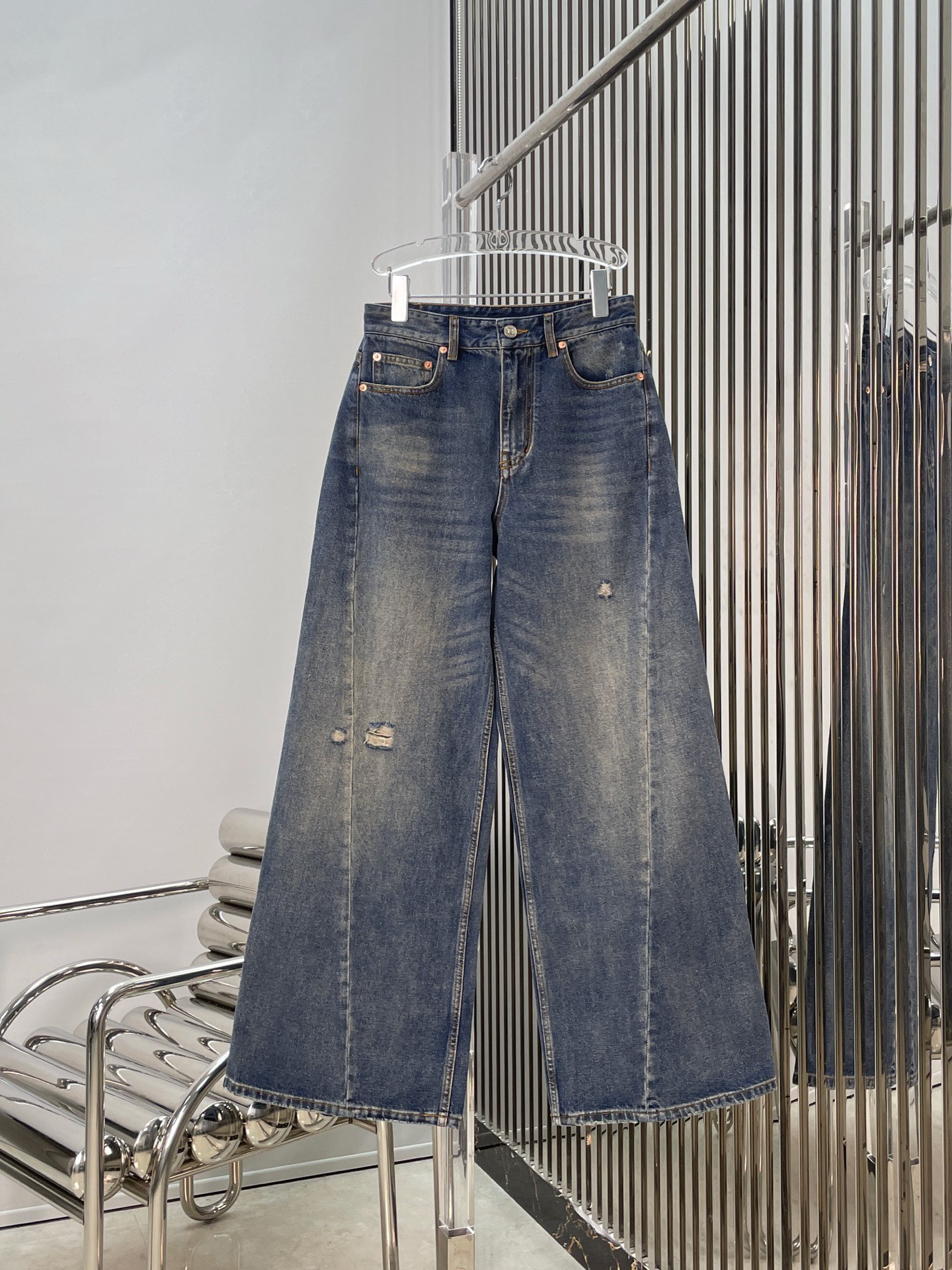 Джинсы женские в стиле Maison Margiela синего цвета широкие с эффектом потертости