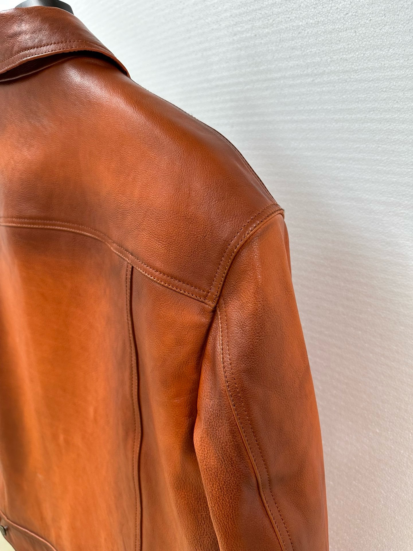 Куртка мужская Berluti коньячного цвета с винтажной обработкой