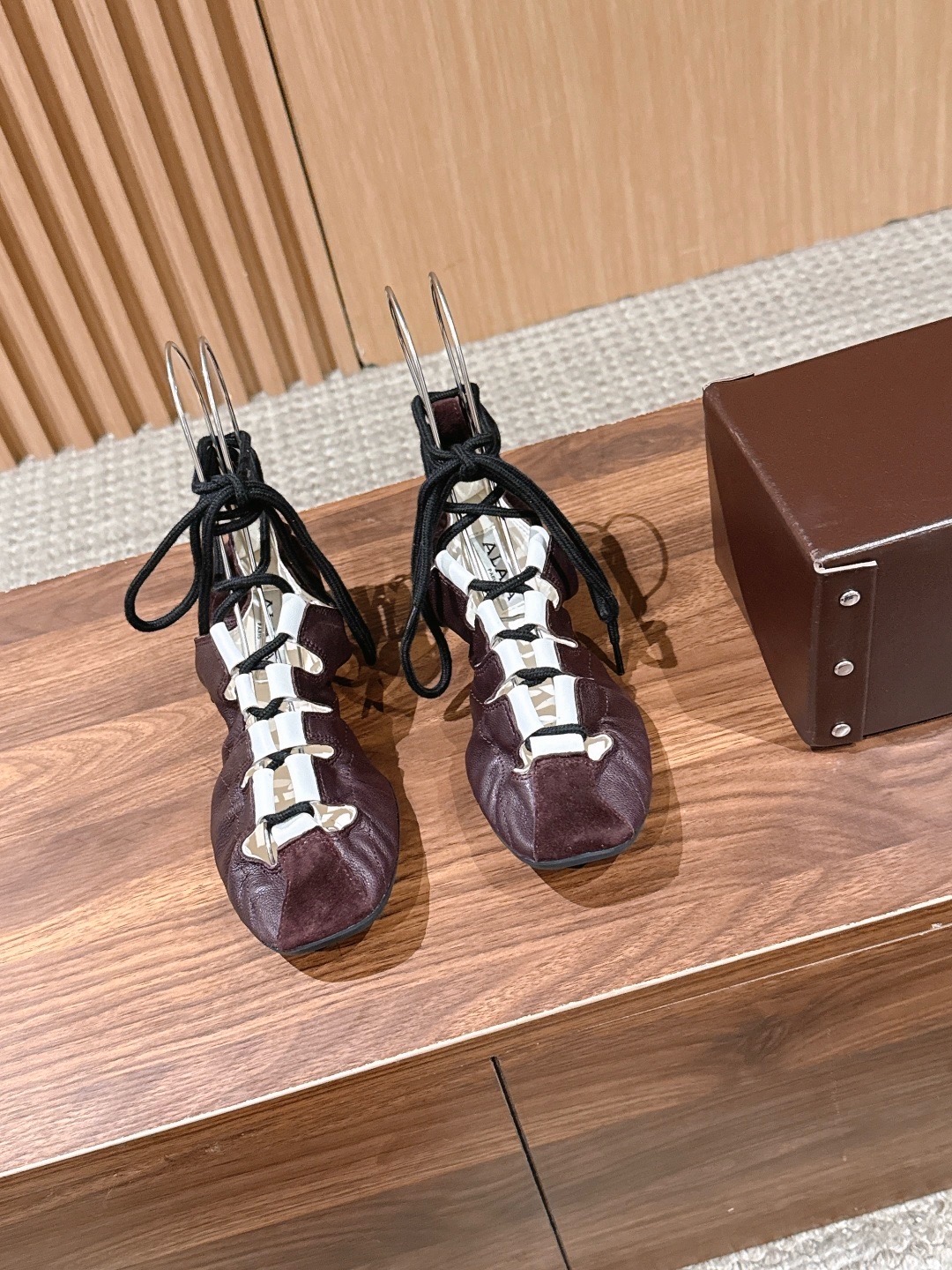 Балетки женские в стиле Alaïa Fold из натуральной замши со шнуровкой бордово-молочного цвета