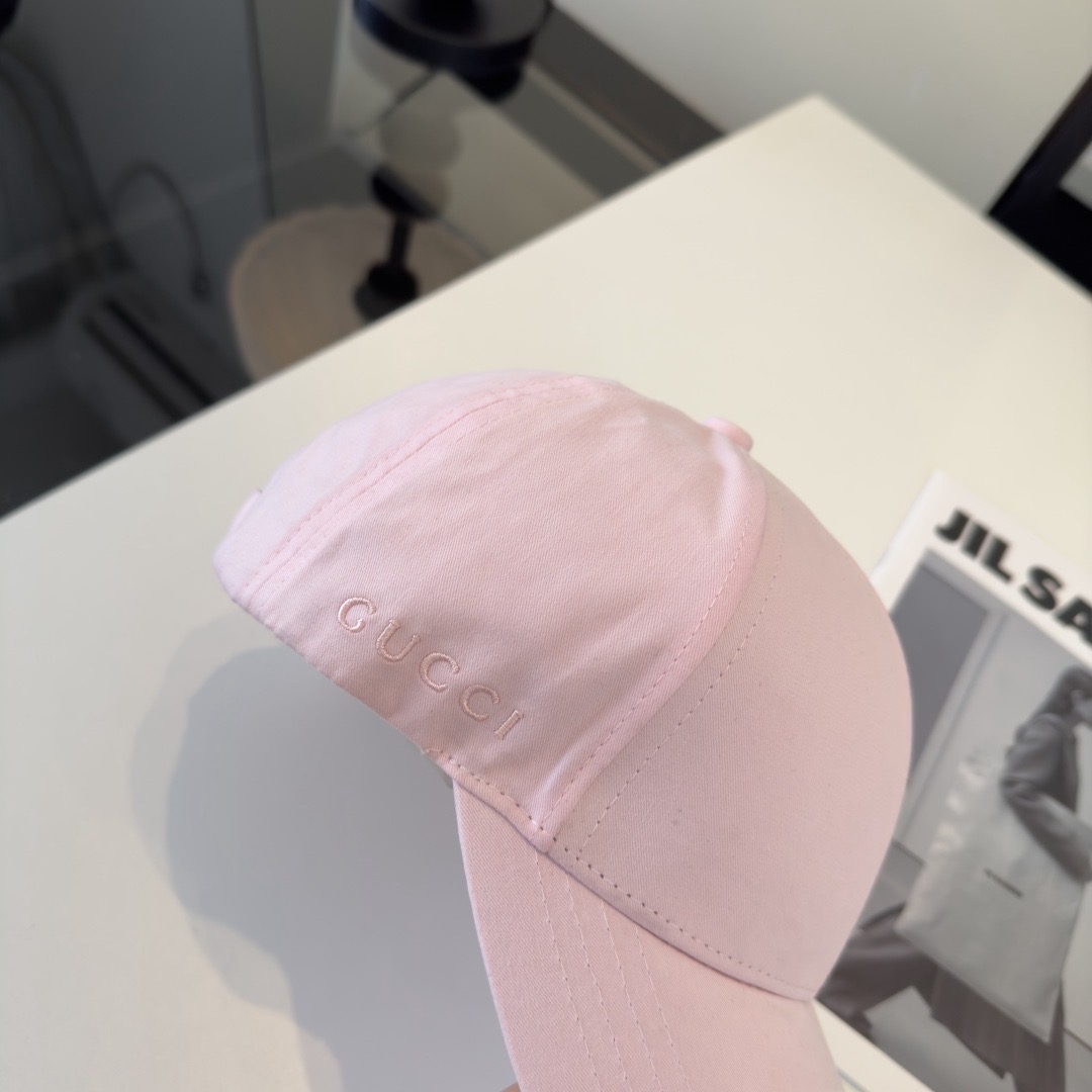 Кепка женская в стиле Gucci из хлопковой ткани розового цвета с логотипом