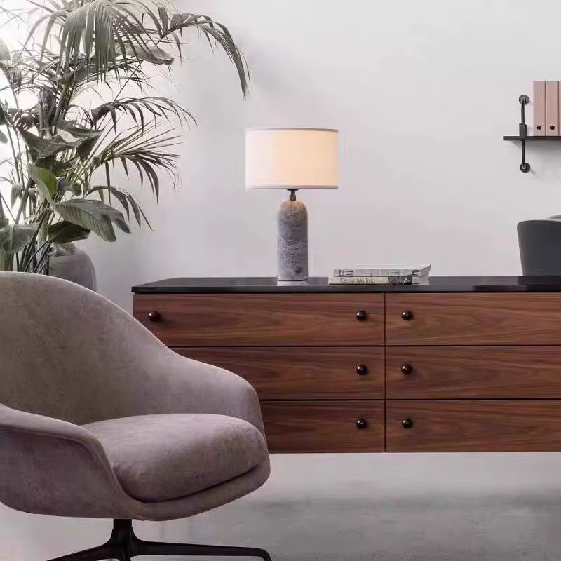 Лампа настольная из мрамора в современном стиле с тканевым абажуром