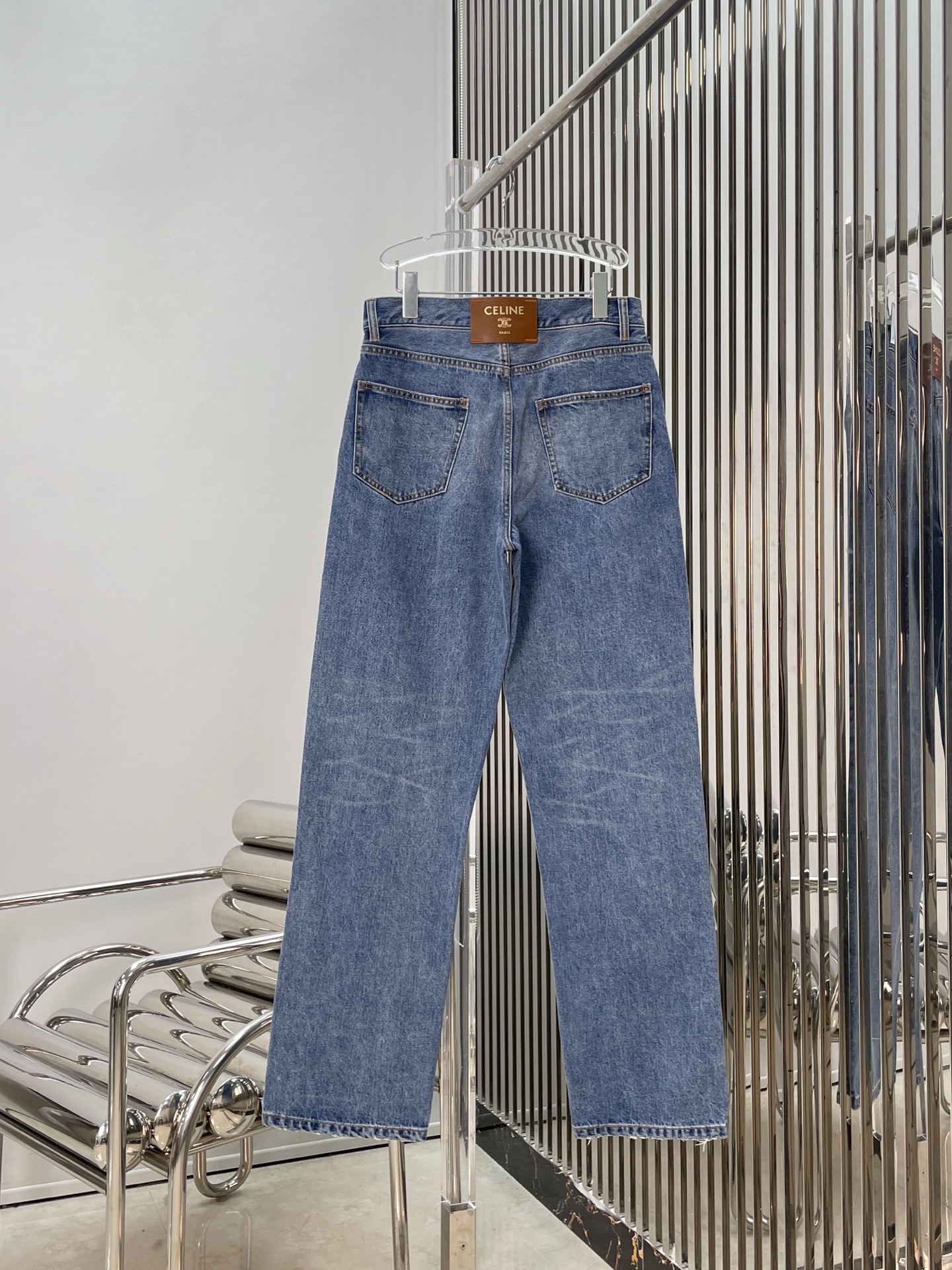 Джинсы женские в стиле Celine из денима голубого цвета с кожаным патчем и классической посадкой