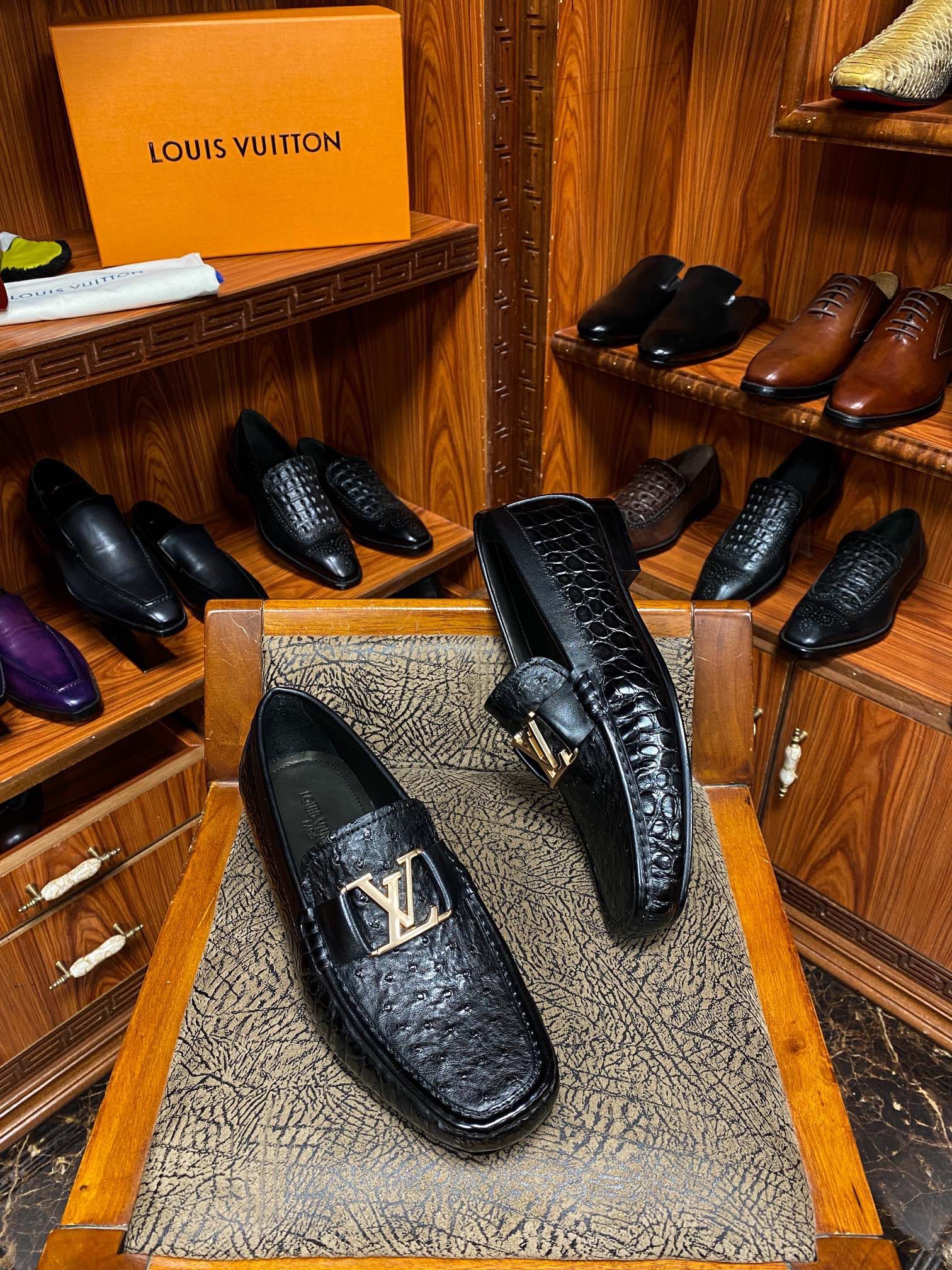 Лоферы мужские в стиле Louis Vuitton из натуральной кожи чёрного цвета