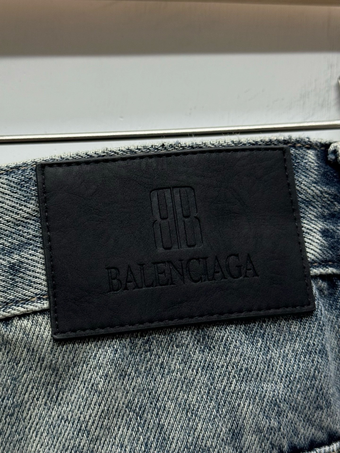 Шорты мужские Balenciaga голубого цвета с эффектом варки и декоративными потёртостями