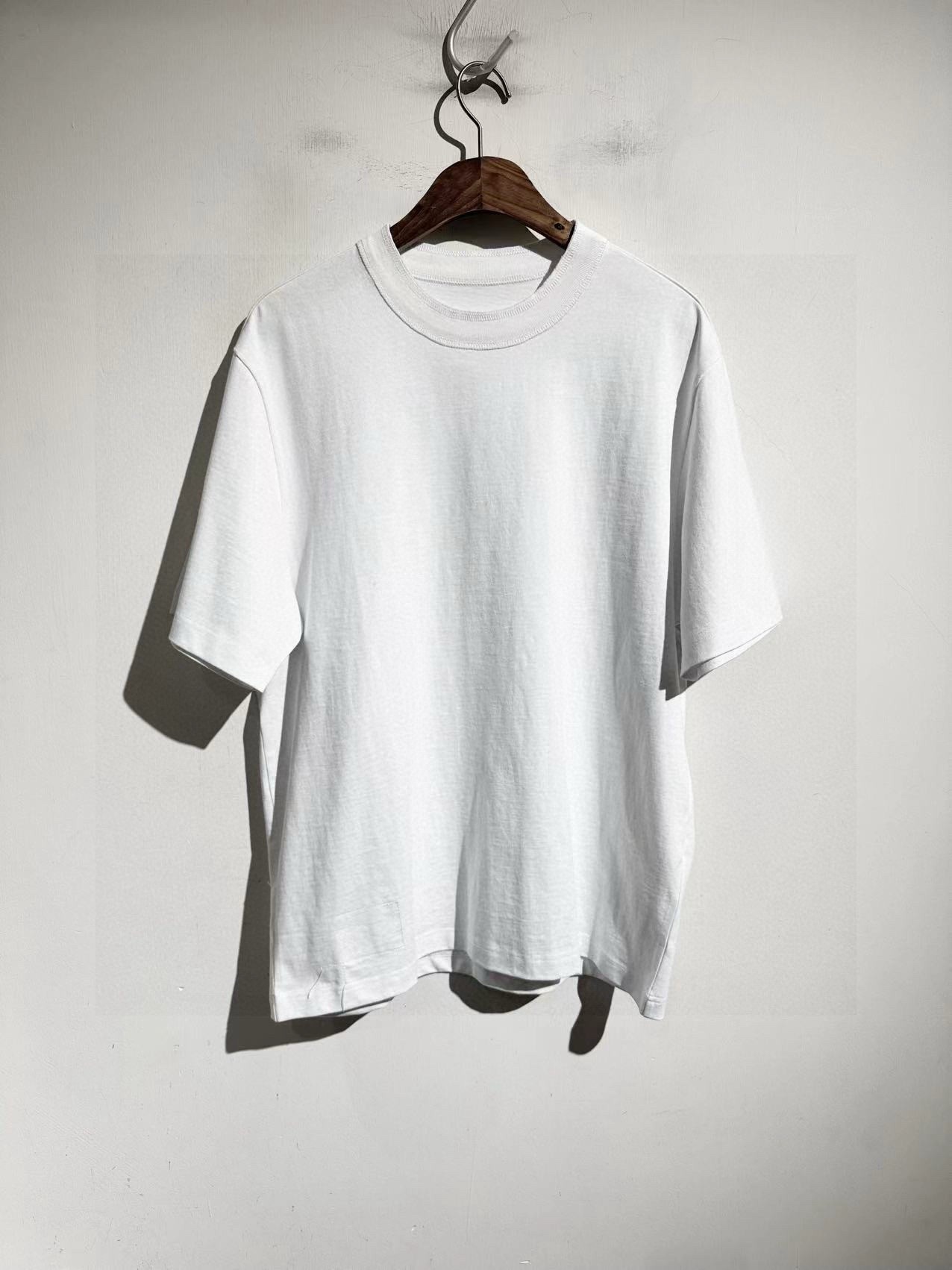 Футболка унисекс в стиле Sacai из хлопка белого цвета с принтом логотипа