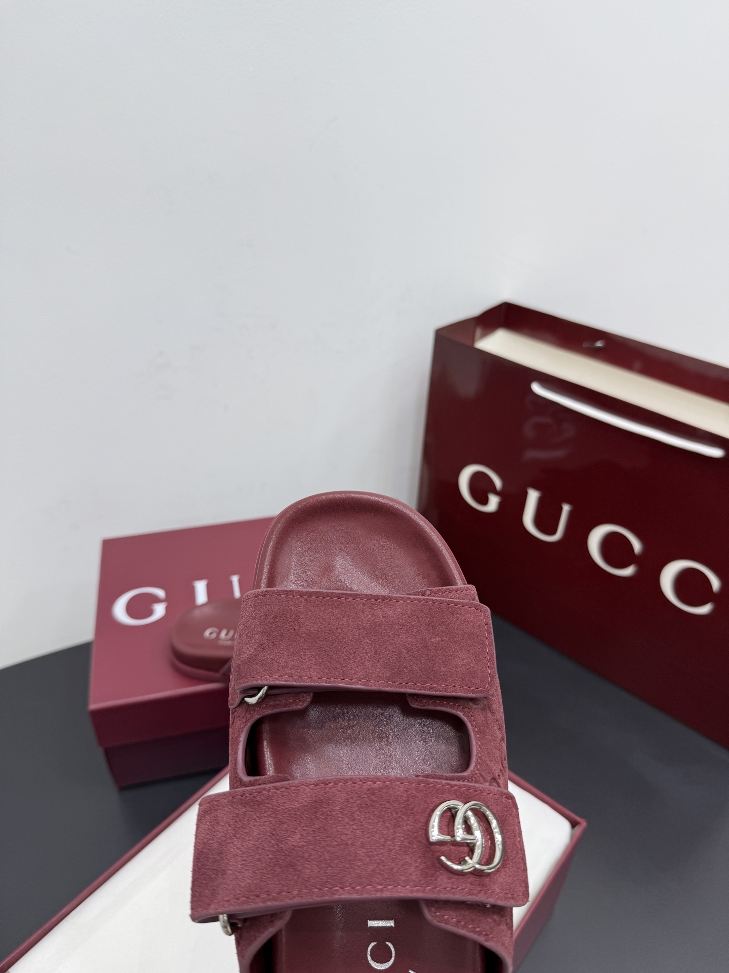 Сандалии женские в стиле Gucci GG бордового цвета