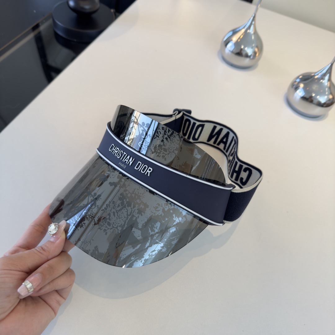 Козырёк женский в стиле Chanel серебристого цвета