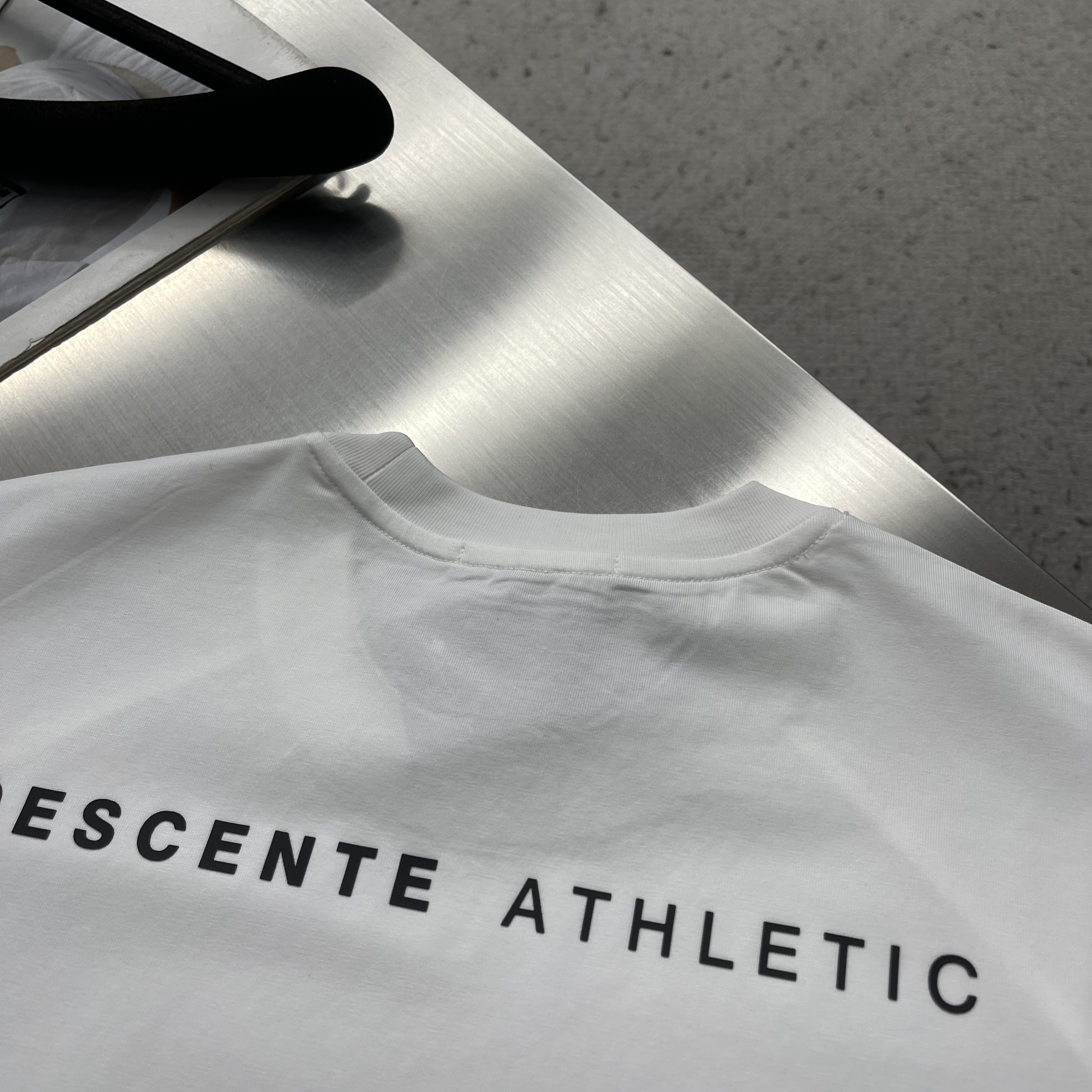 Футболка мужская в стиле Descente прямого кроя с логотипом