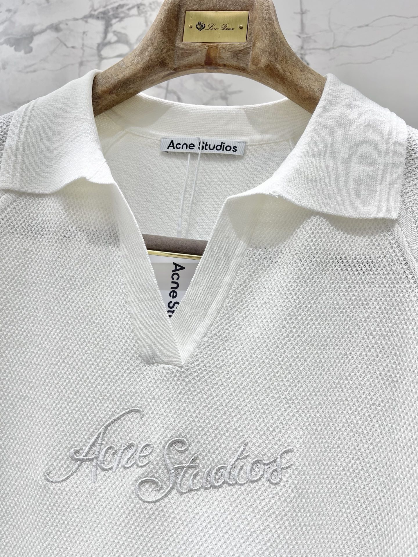 Поло женское в стиле Acne Studios с вышивкой логотипа белого цвета