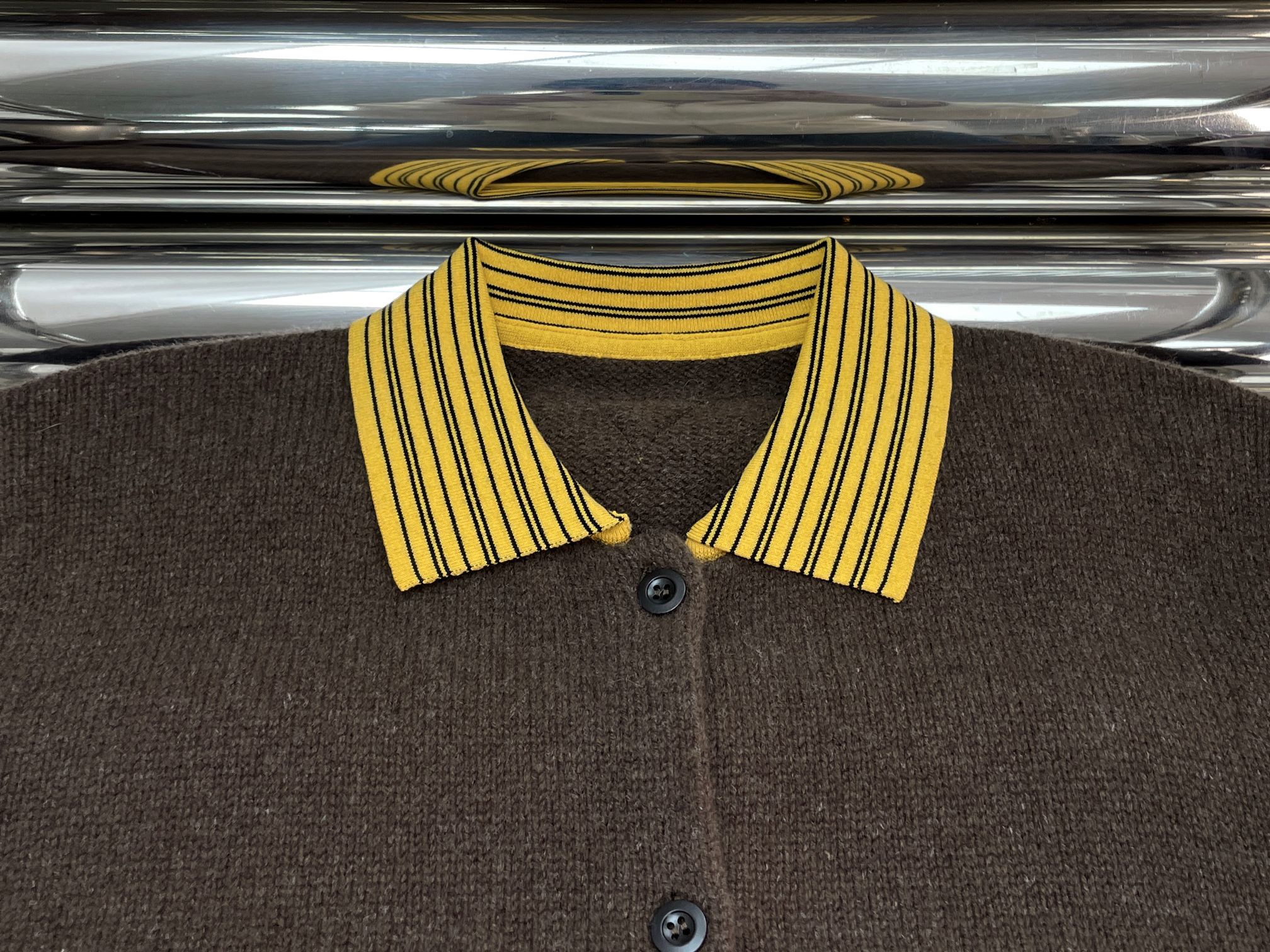 Кардиган женский в стиле Prada коричневого цвета с контрастным воротником и декоративной отделкой