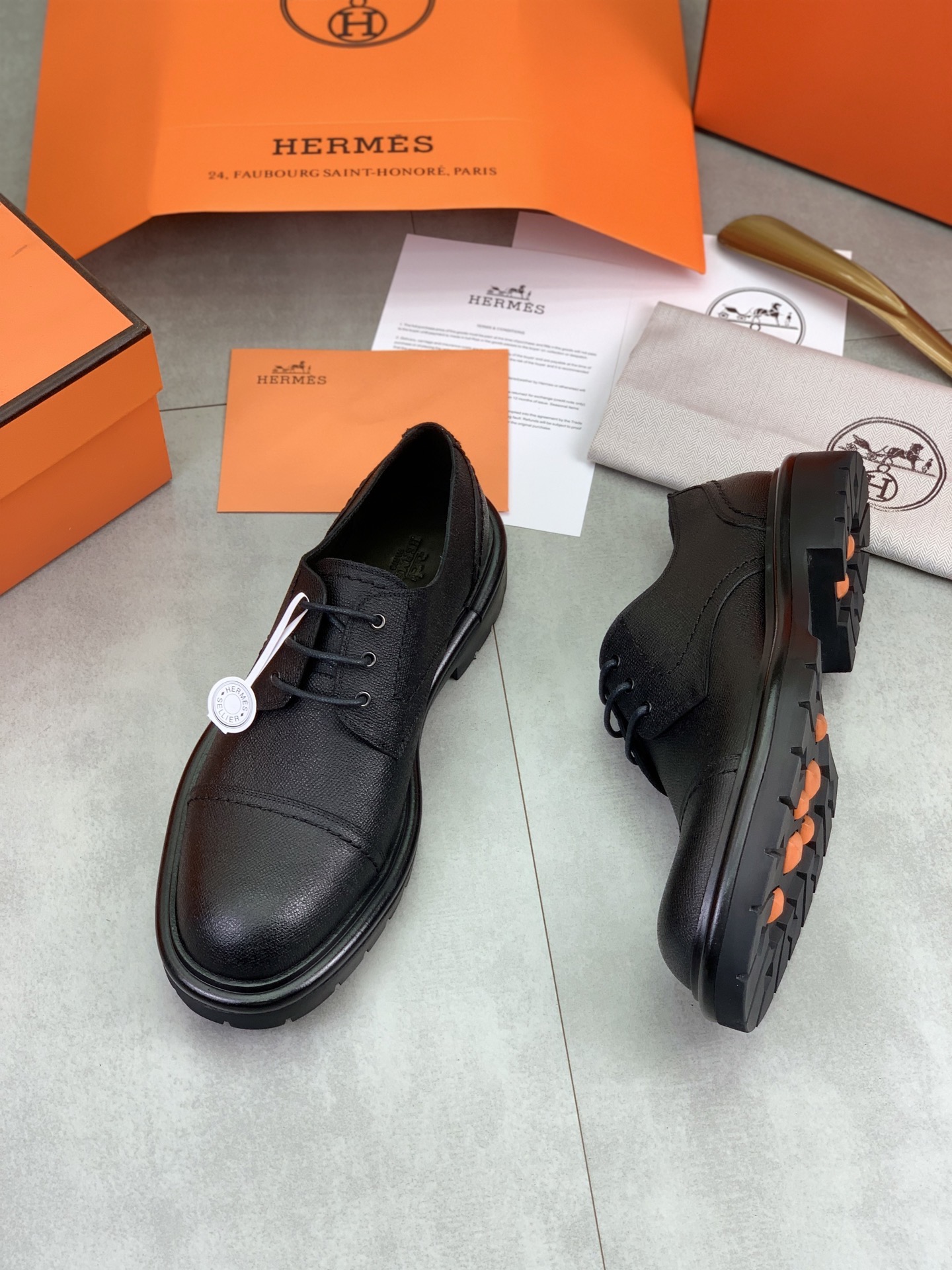 Дерби мужские в стиле Hermes из натуральной зернистой кожи черного цвета