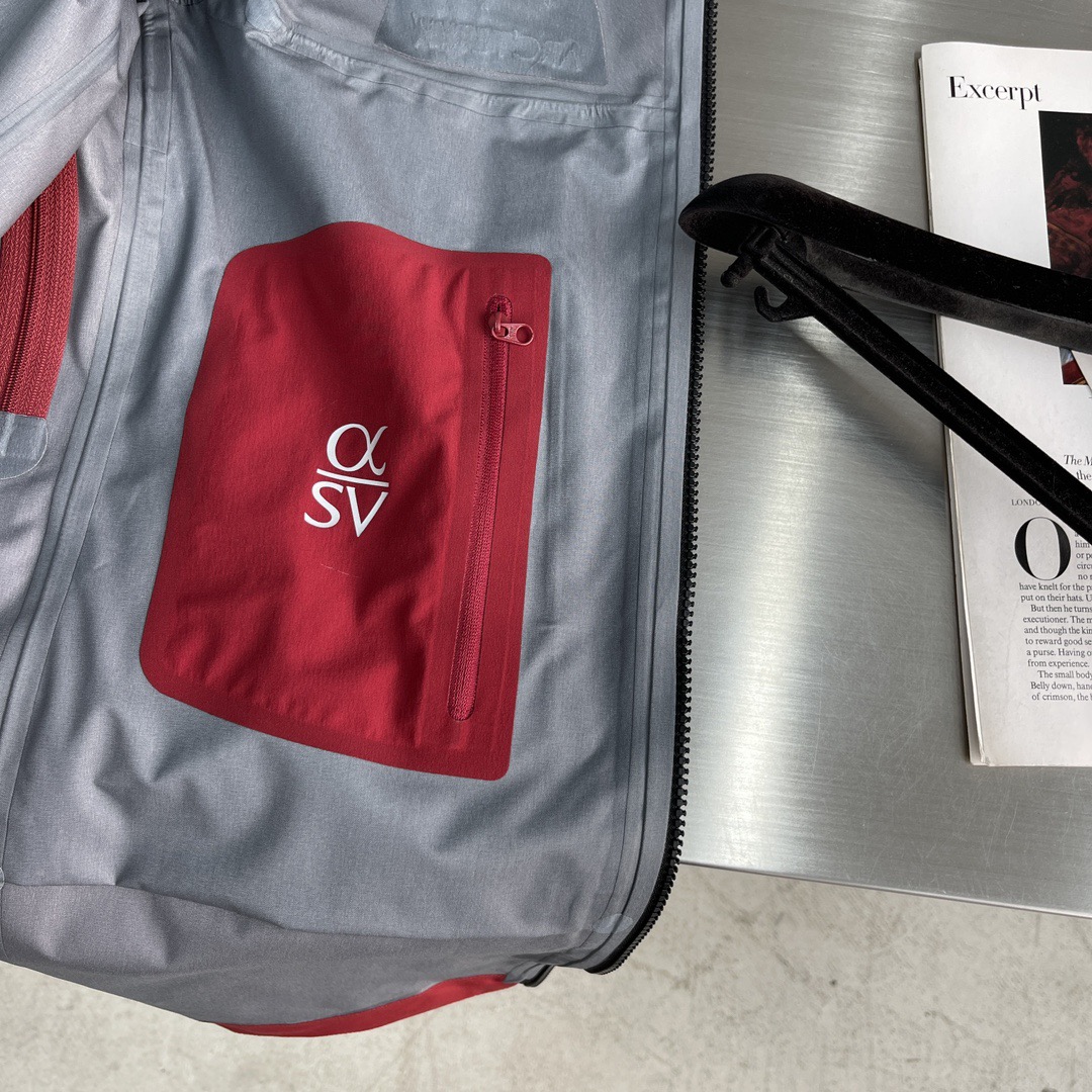 Куртка унисекс в стиле Arc'teryx Alpha SV из мембранной ткани с капюшоном красного цвета