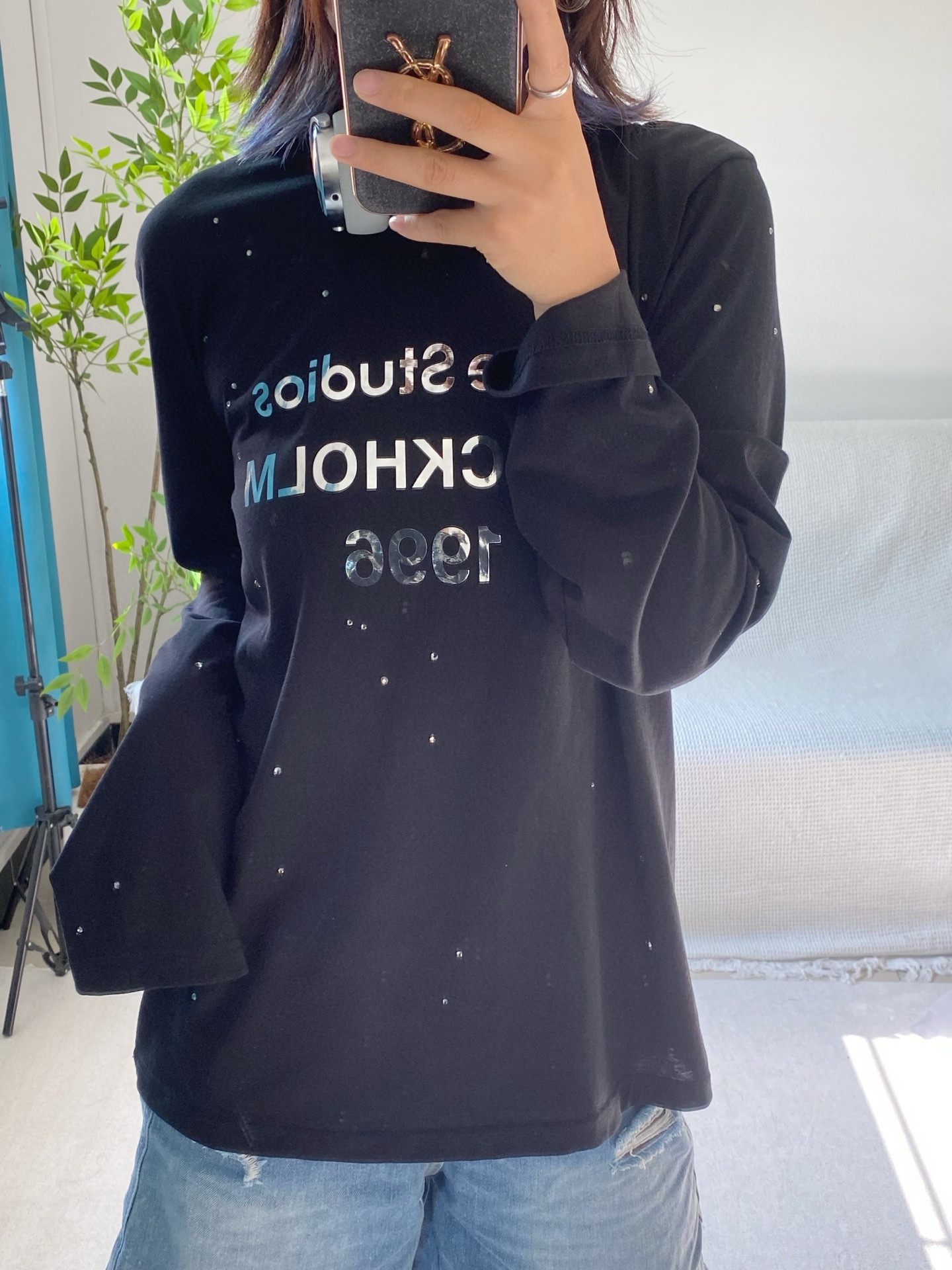Лонгслив женский в стиле Acne Studios 1996 с металлическим логотипом и стразами в чёрном/белом цвете