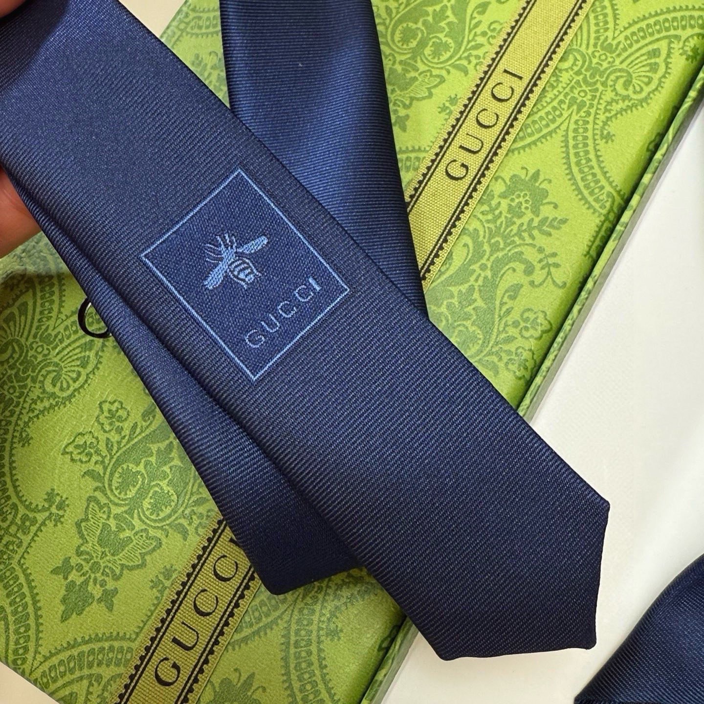 Галстук мужской в стиле Gucci синего цвета с вышивкой пчелы