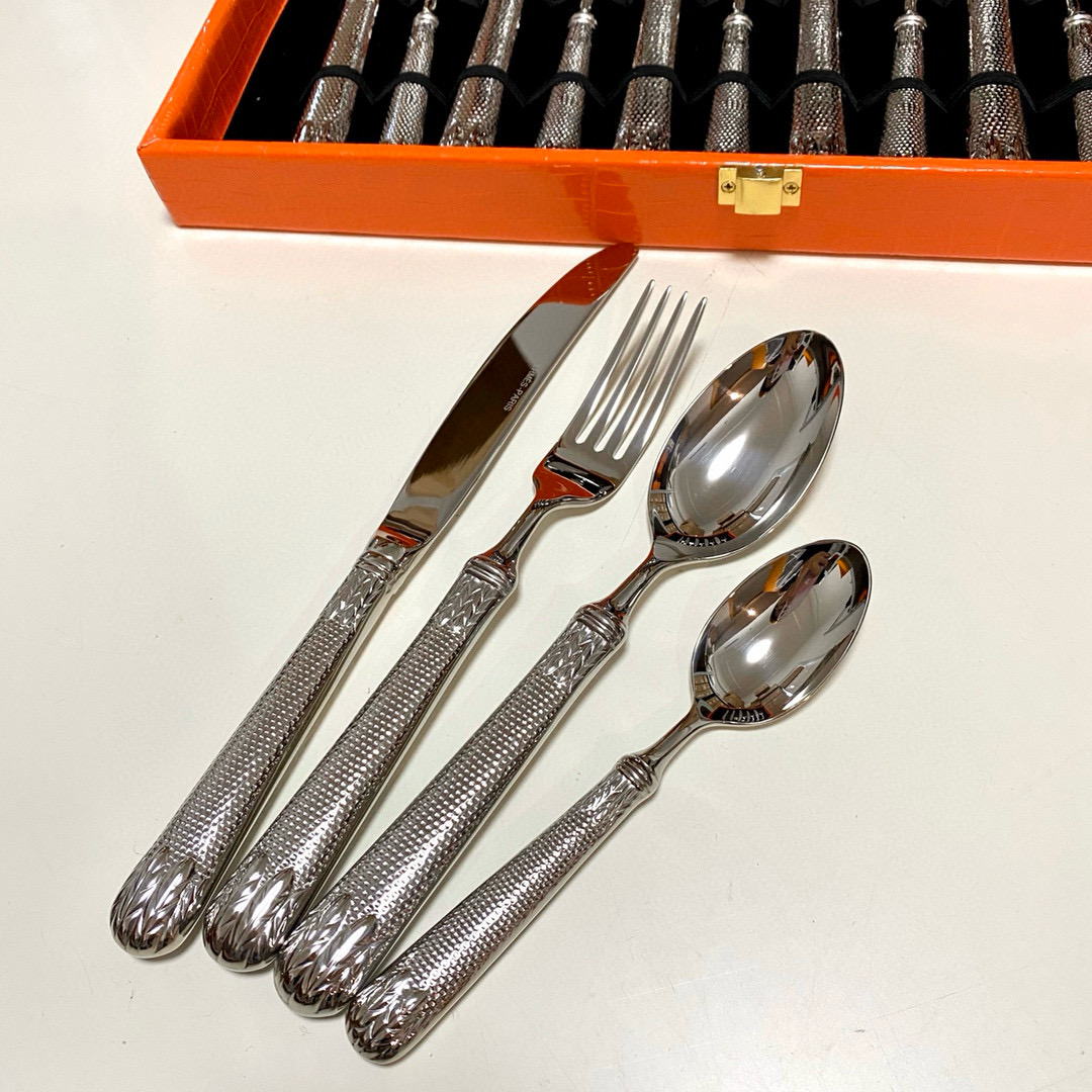 Набор столовых приборов в стиле Hermès серебристого цвета в подарочном кейсе (24 предмета)