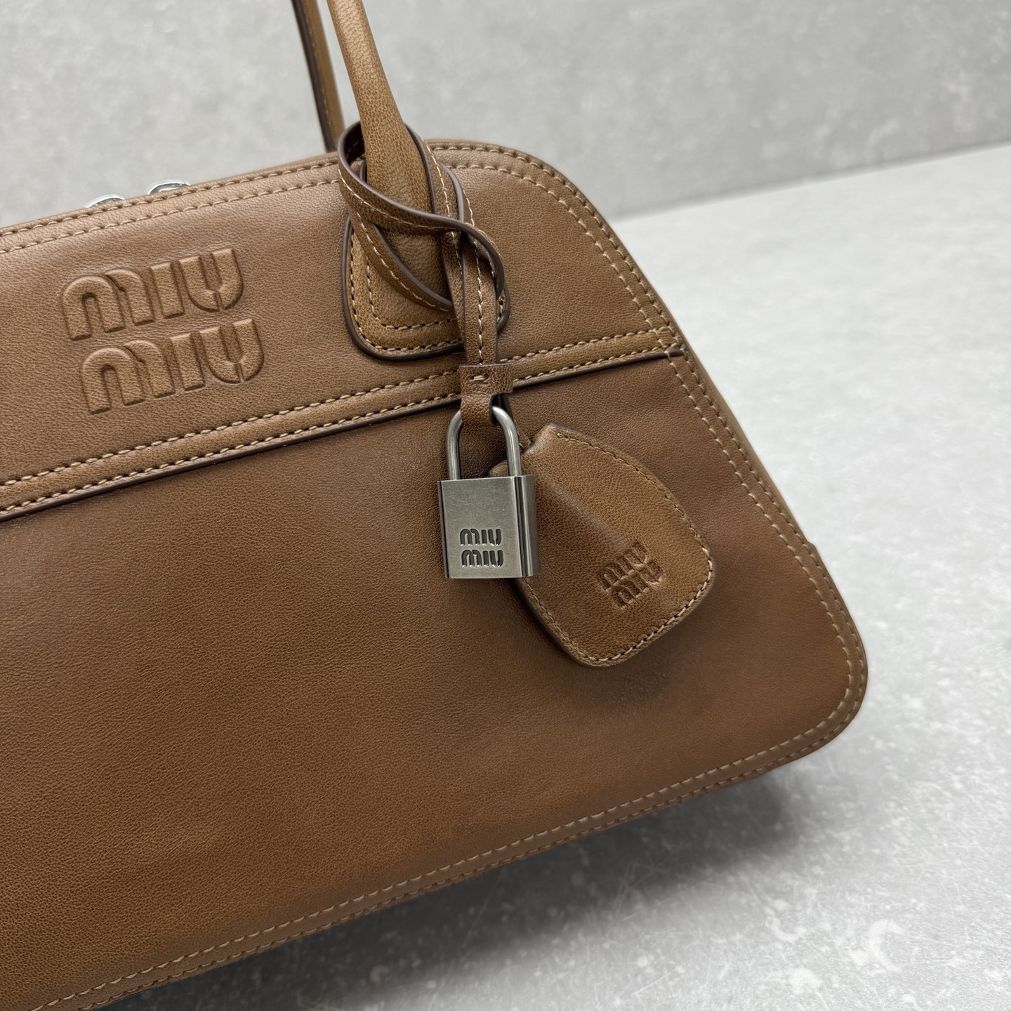 Сумка женская в стиле Miu Miu Vivant из натуральной кожи коричневого цвета