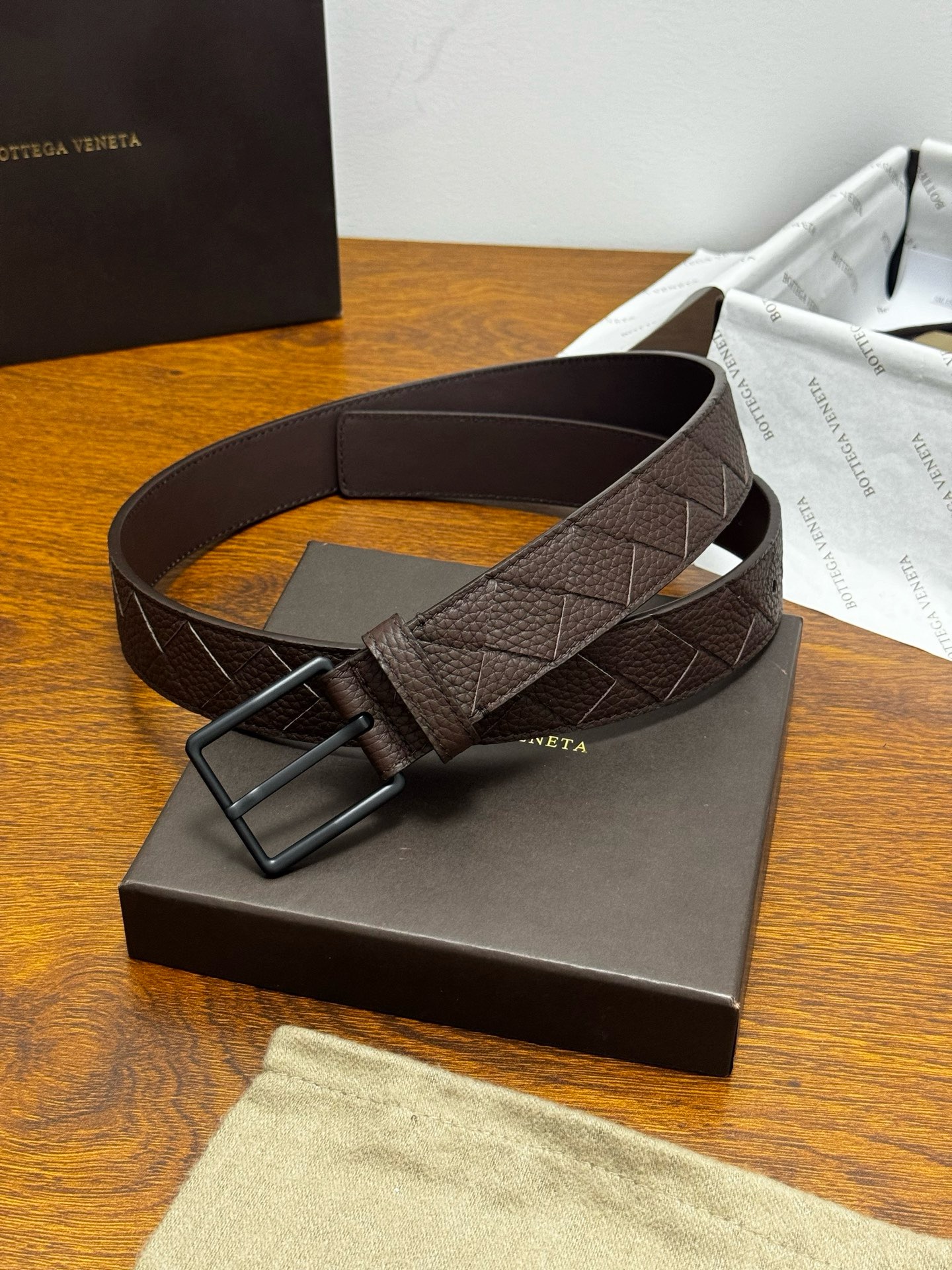 Ремень мужской Bottega Veneta Intrecciato коричневого цвета матовая пряжка